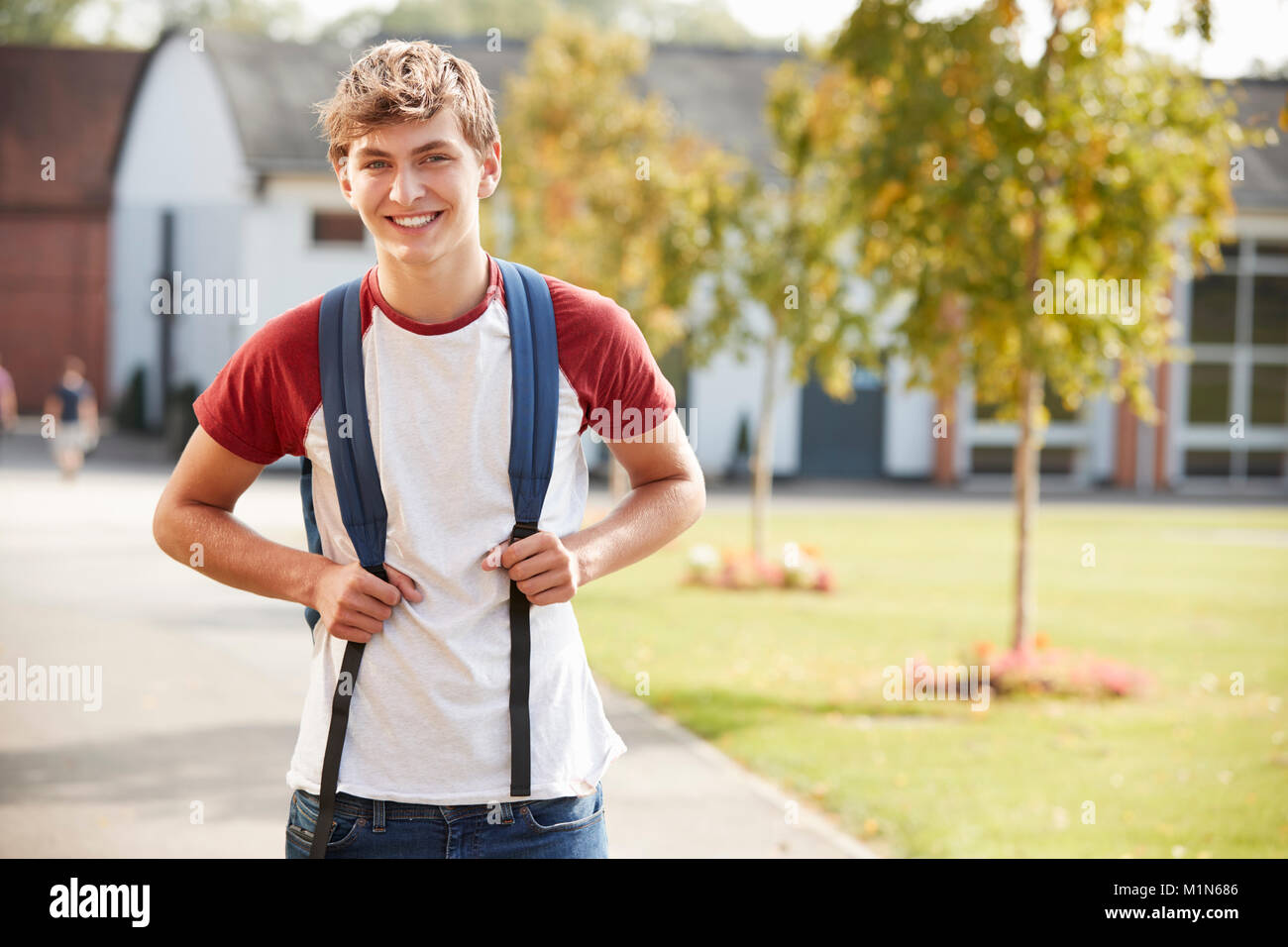 Portrait von männlichen Jugendlichen Schüler gehen um College Campus Stockfoto