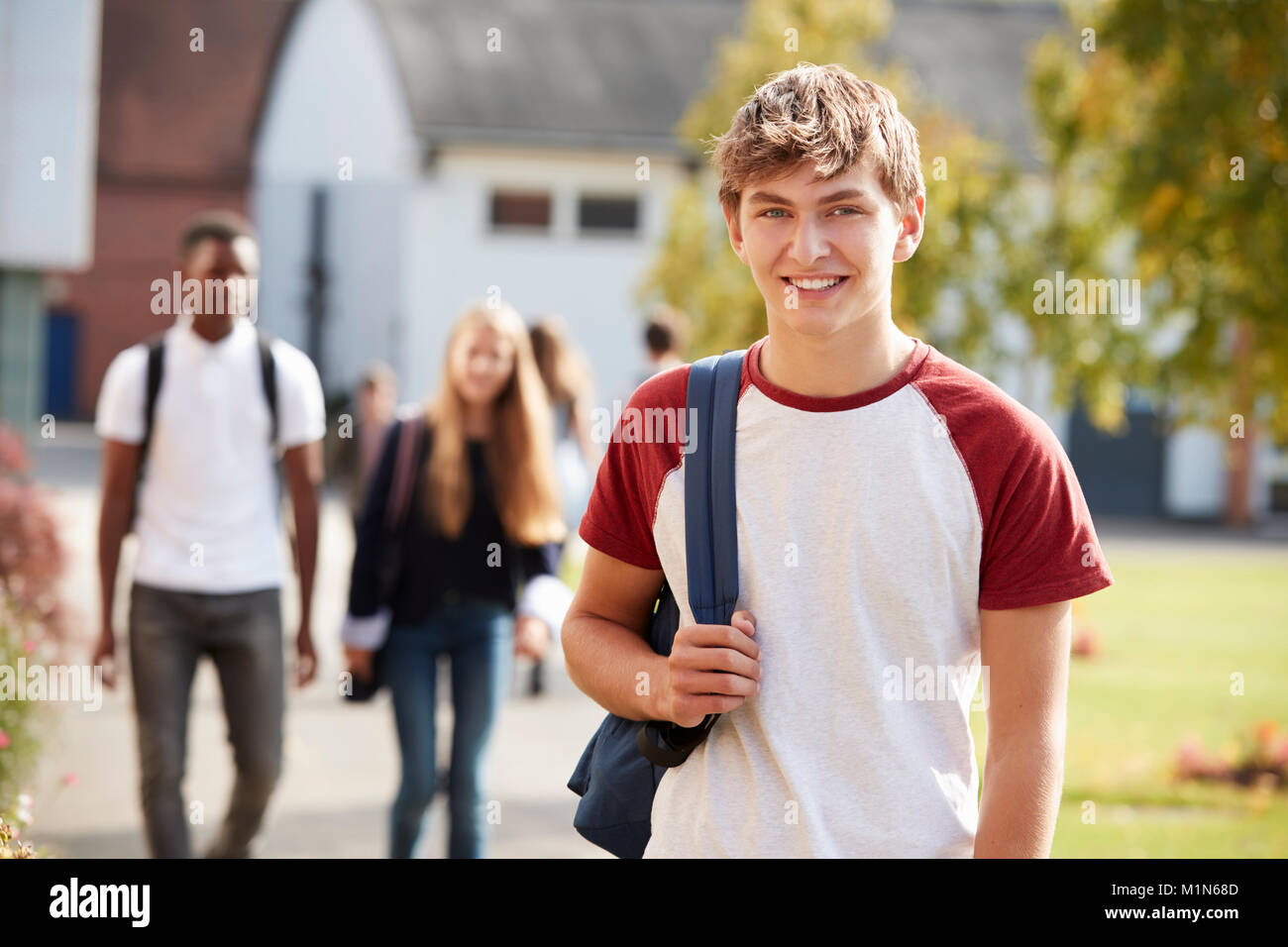 Portrait von männlichen Jugendlichen Schüler gehen um College Campus Stockfoto