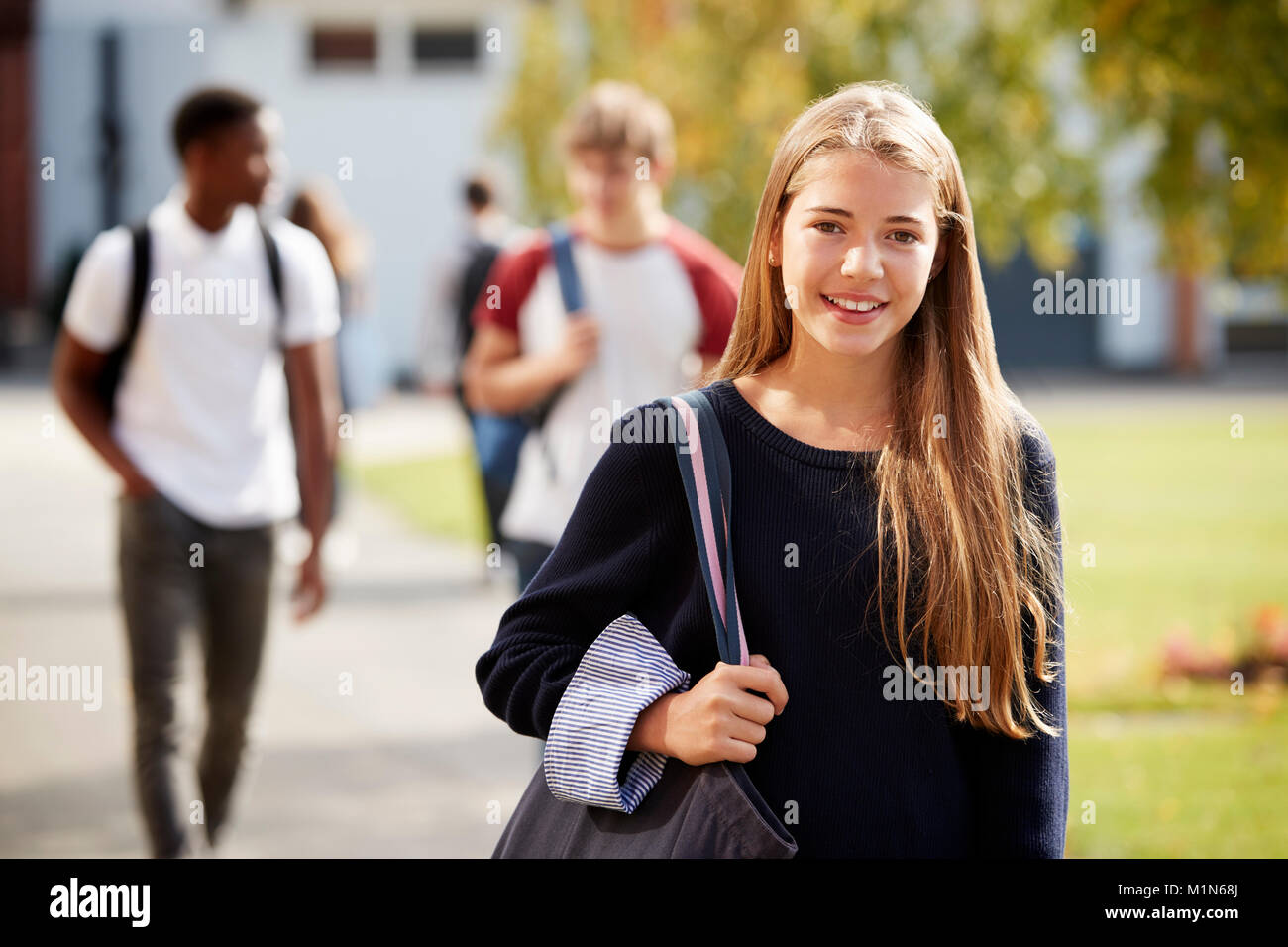 Portrait der weiblichen Teenager Student am College Campus Stockfoto
