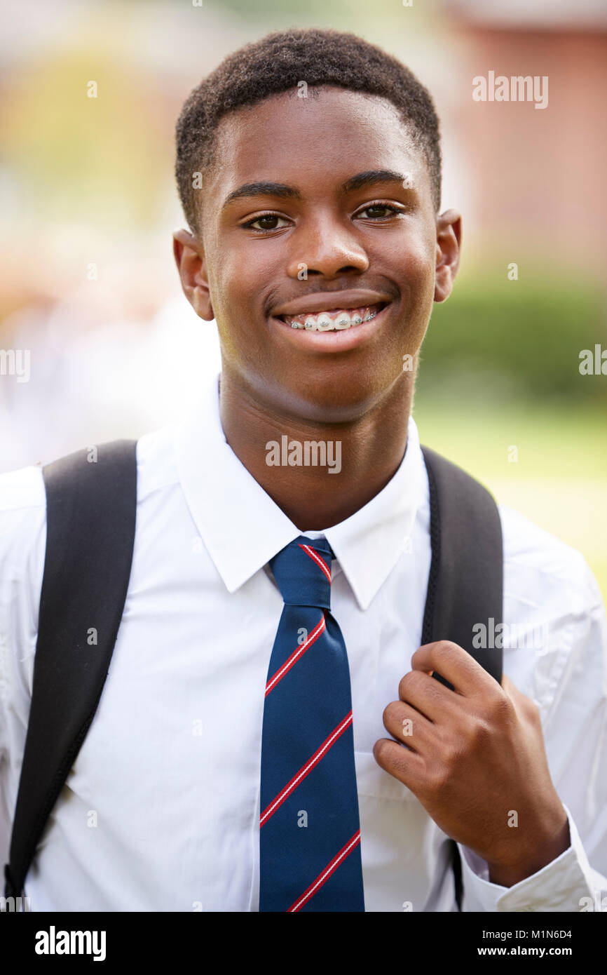 Portrait von männlichen Jugendlichen Schüler in Uniform außerhalb von Gebäuden Stockfoto