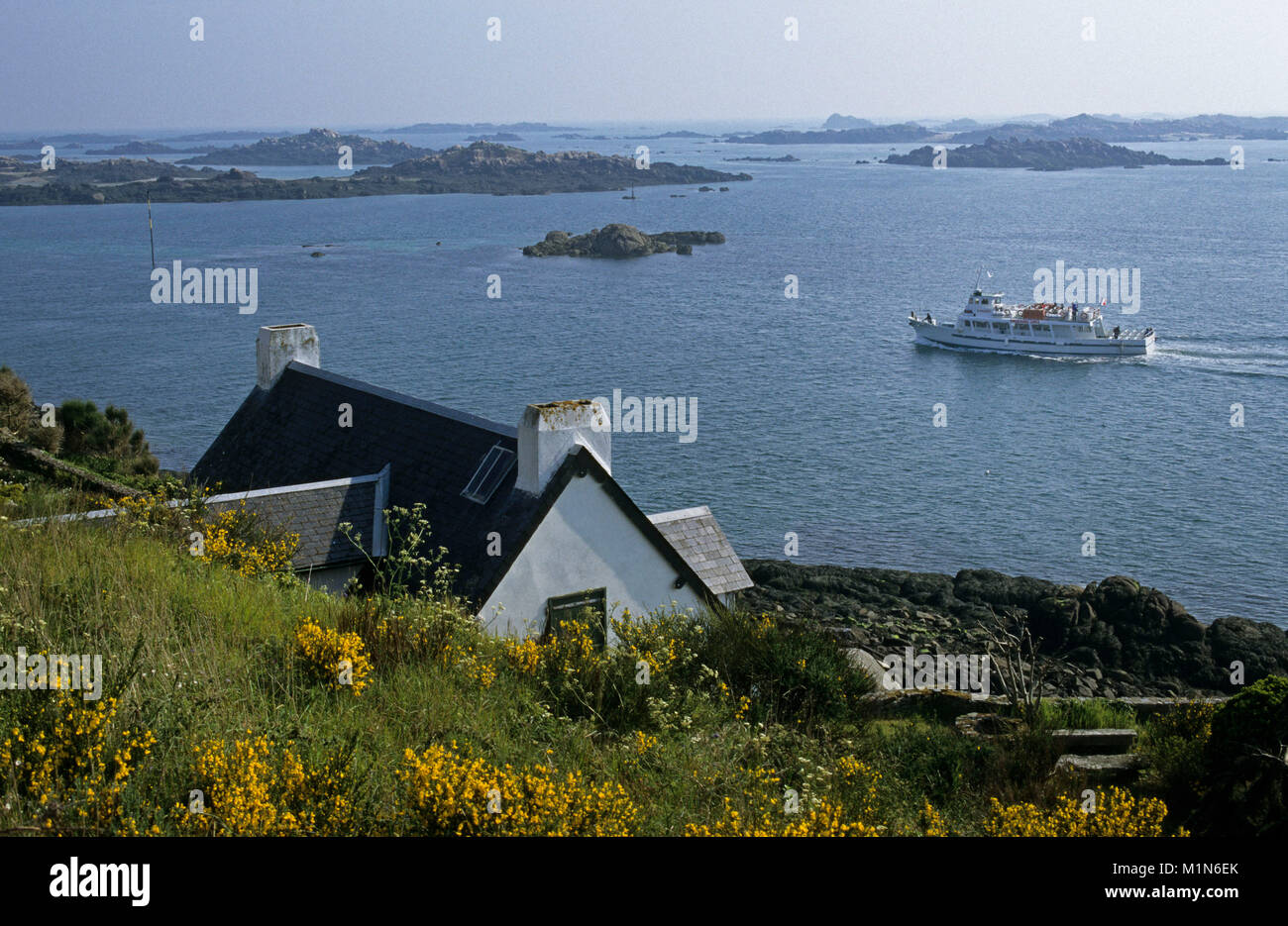 Frankreich. Der Normandie. Insel Ile Chausey. Kleines Haus von Fischer. Hintergrund: Fähre von Granville. Stockfoto