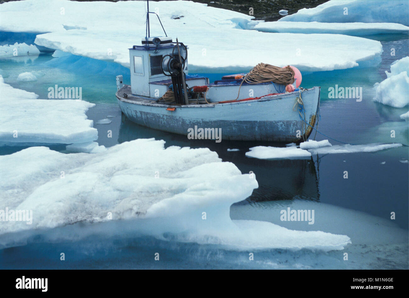 Grönland. Qaqortog. Fischerboot der Inuit zwischen Eis. Stockfoto