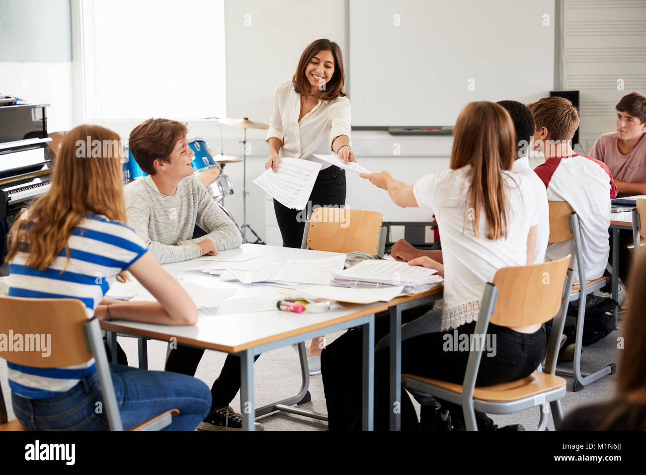 Teenage Studenten studieren in Musik Klasse mit Lehrerin Stockfoto