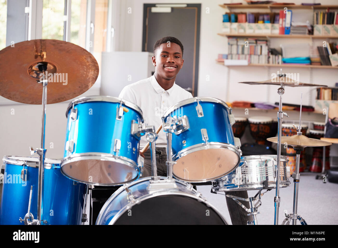 Männliche Jugend Schüler Schlagzeug spielen in der Musik Lektion Stockfoto