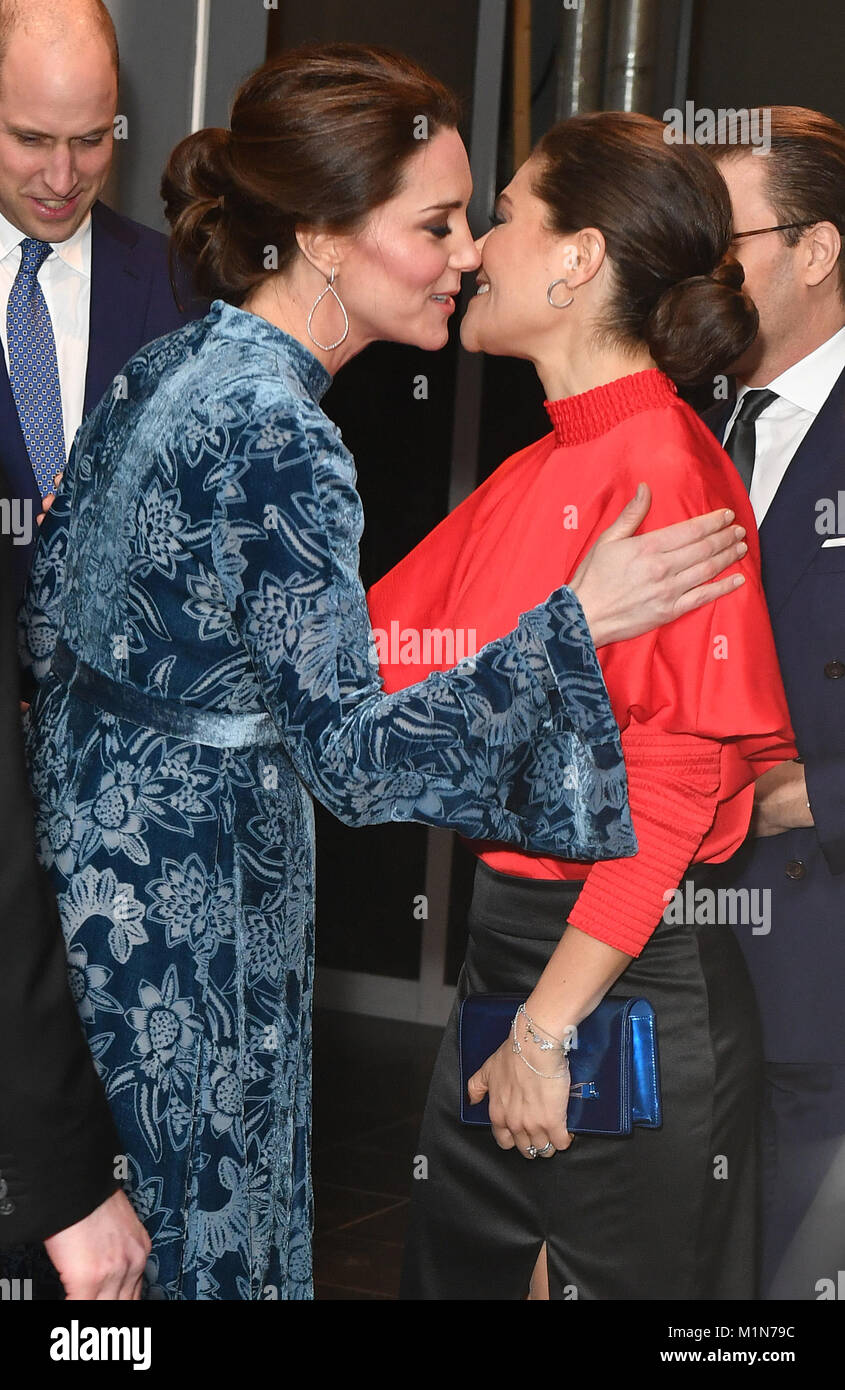 Die Herzogin von Cambridge (links) begrüßt die Kronprinzessin Victoria von Schweden bei einem Empfang der schwedischen Kultur an der Fotografiska Galerie in Stockholm, Schweden zu feiern. Stockfoto