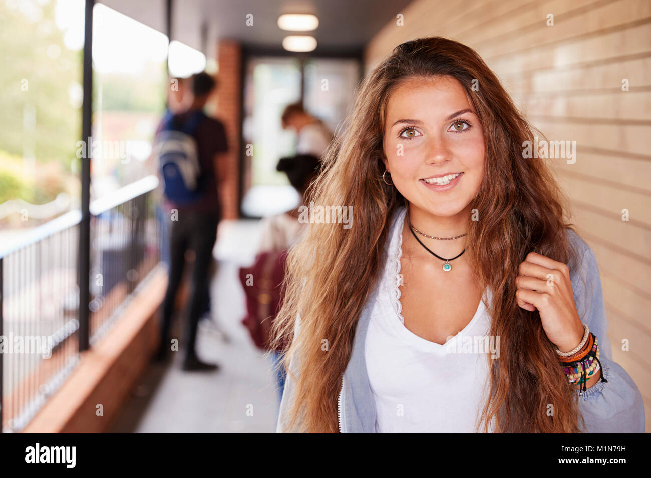 Portrait der weiblichen Teenager Student am College mit Freunden Stockfoto