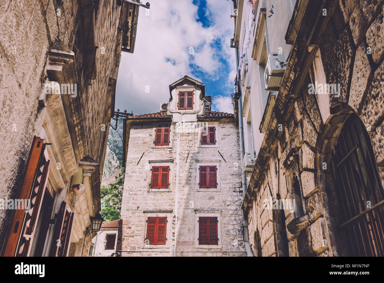 Rot Mit Fensterläden versehenes Haus in Kotor Stockfoto