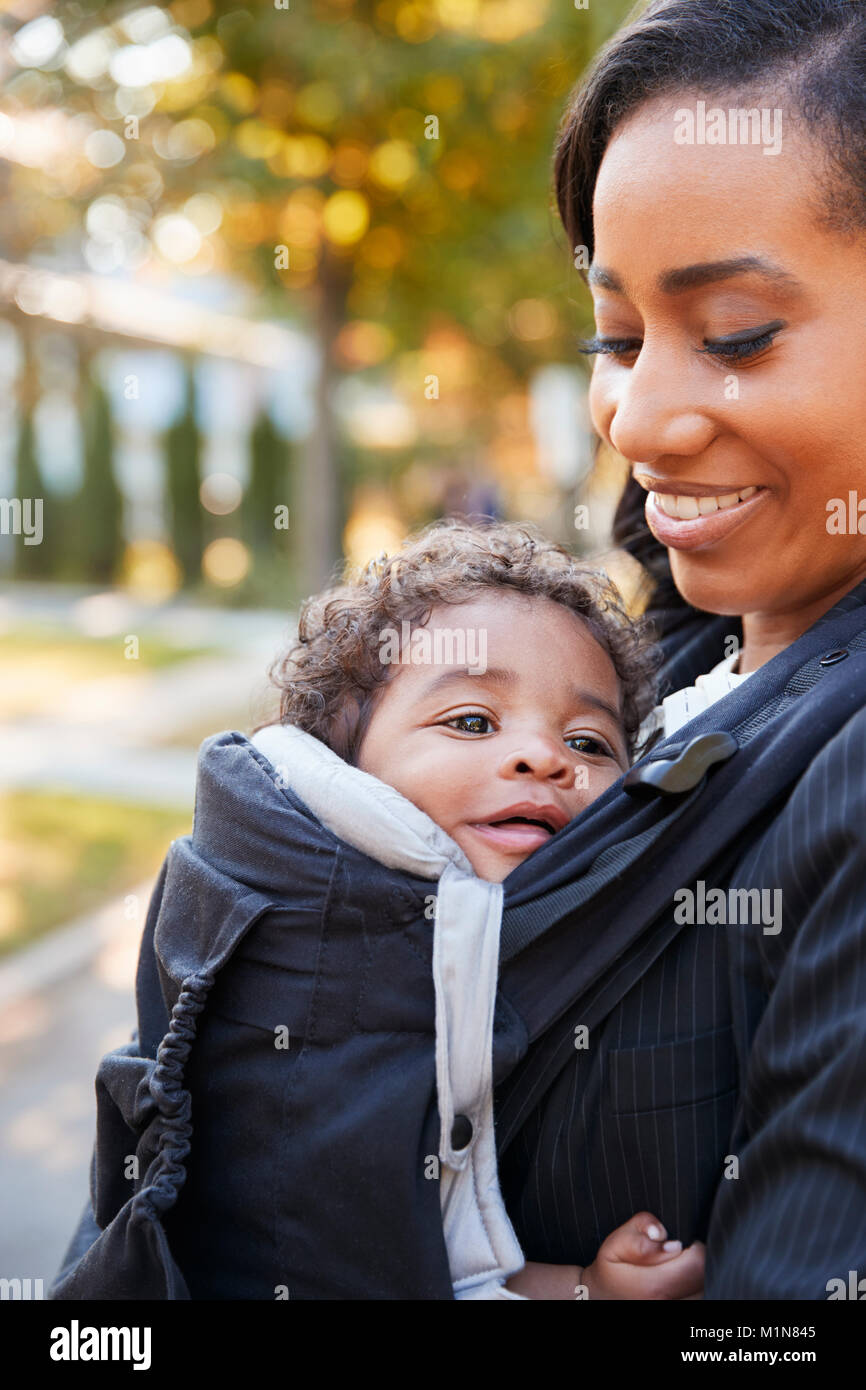 Geschäftsfrau mit Baby Sohn verlassen Haus für Arbeit Stockfoto