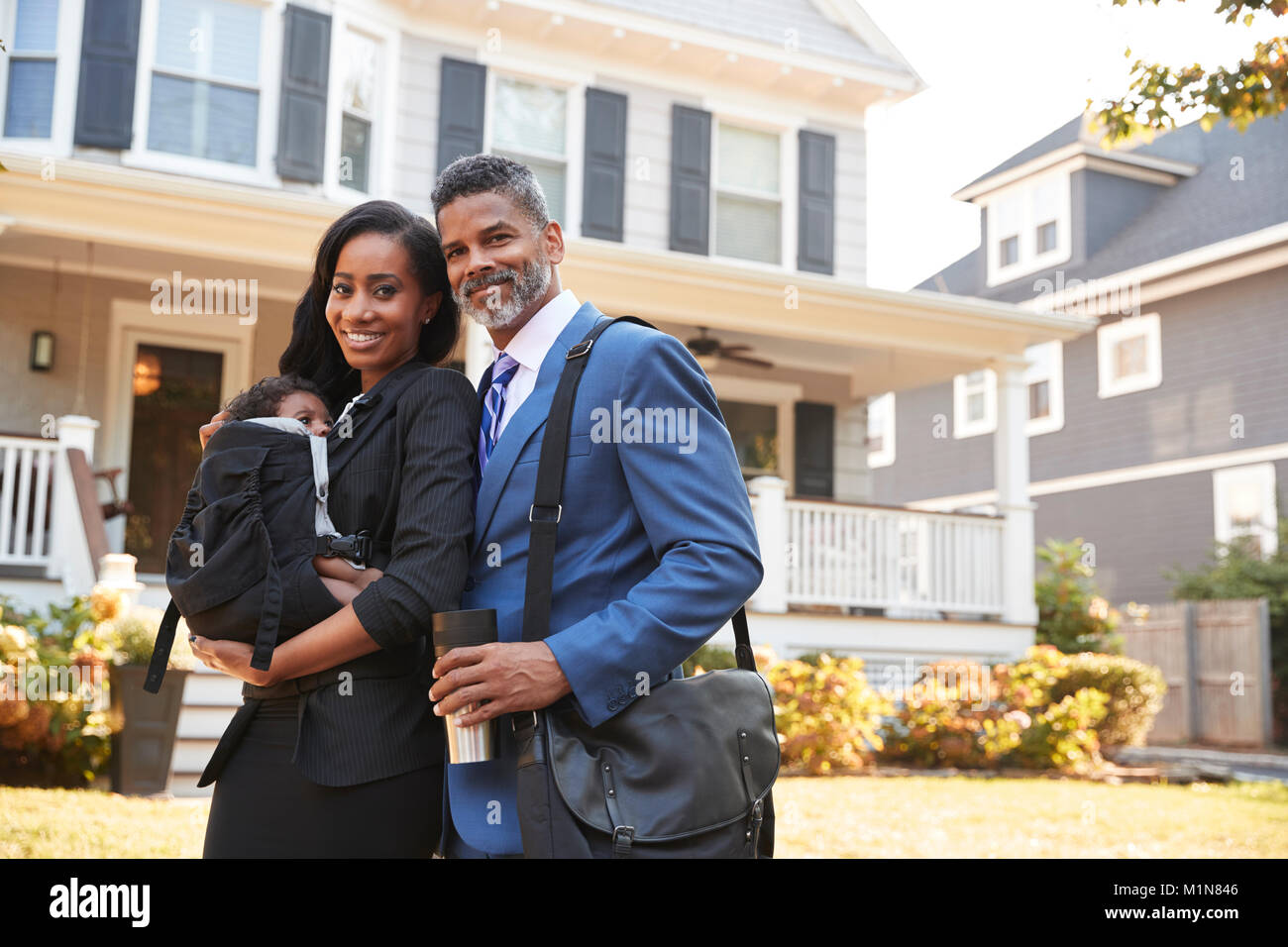 Portrait von Business Paar mit Baby Sohn verlassen Haus für Arbeit Stockfoto