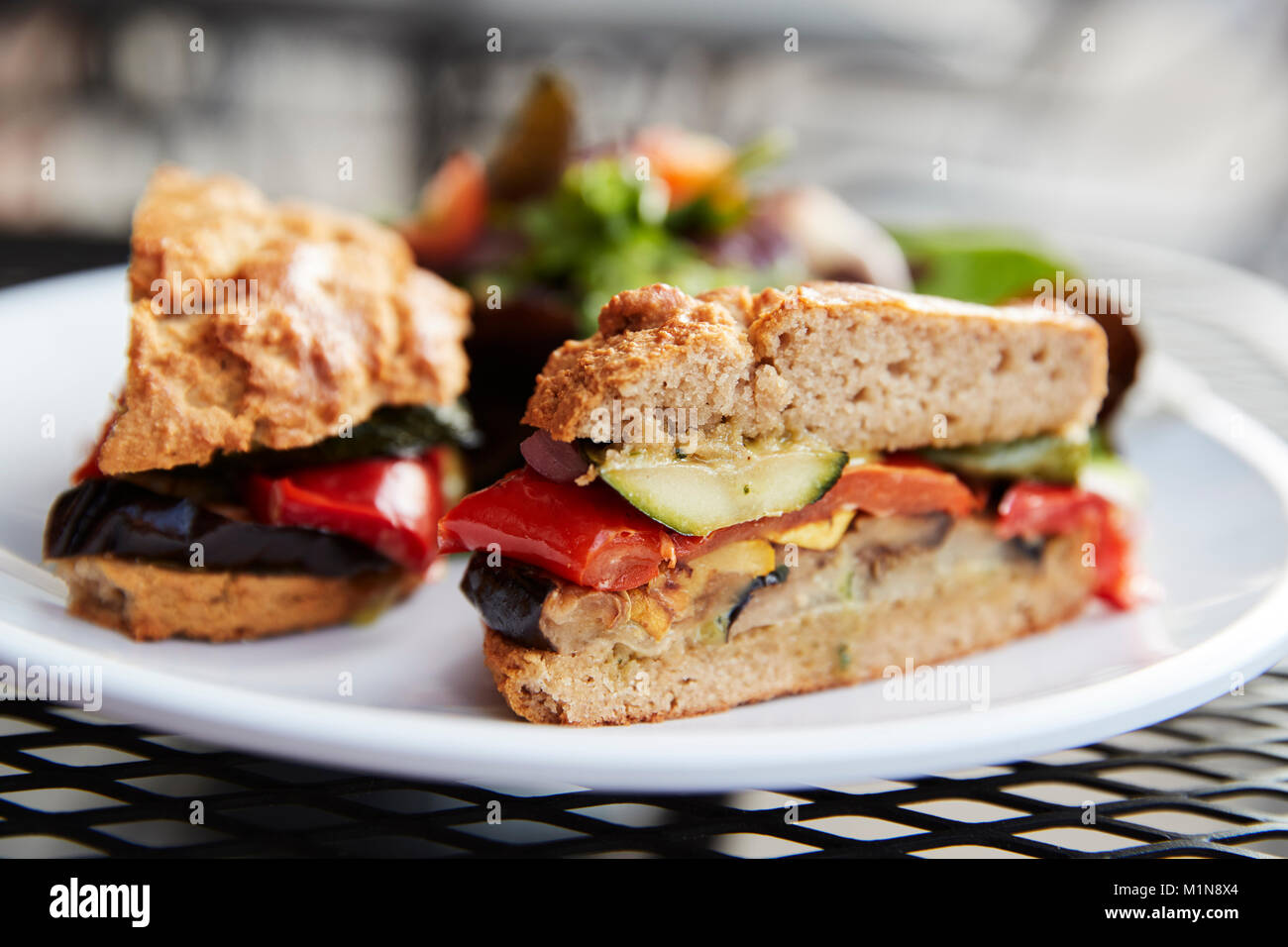 Gesunde vegetarische Sandwich auf Platte in Coffee Shop Stockfoto