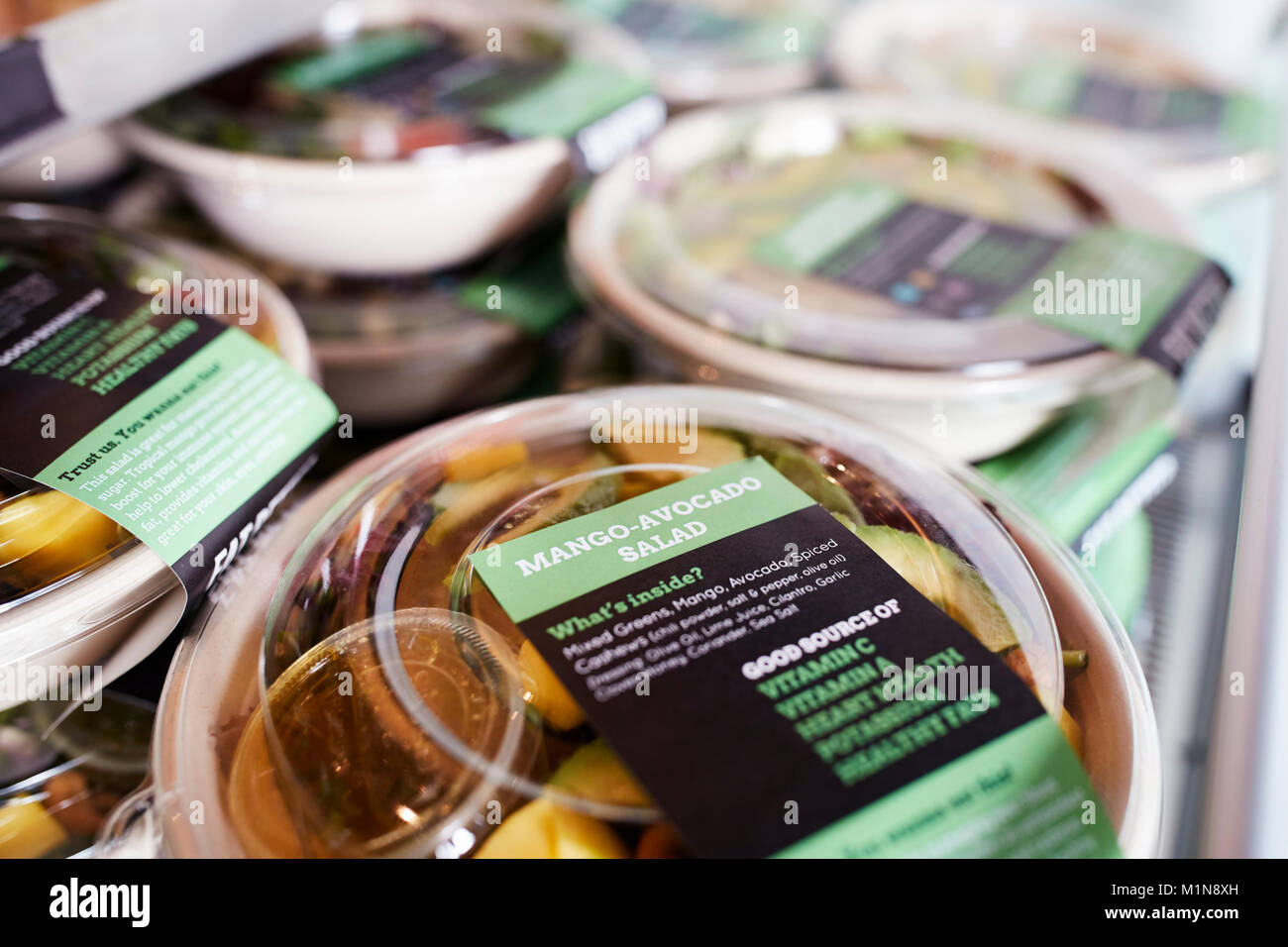 Gesunde Salate zum Mitnehmen auf Anzeige im Coffee Shop Stockfoto