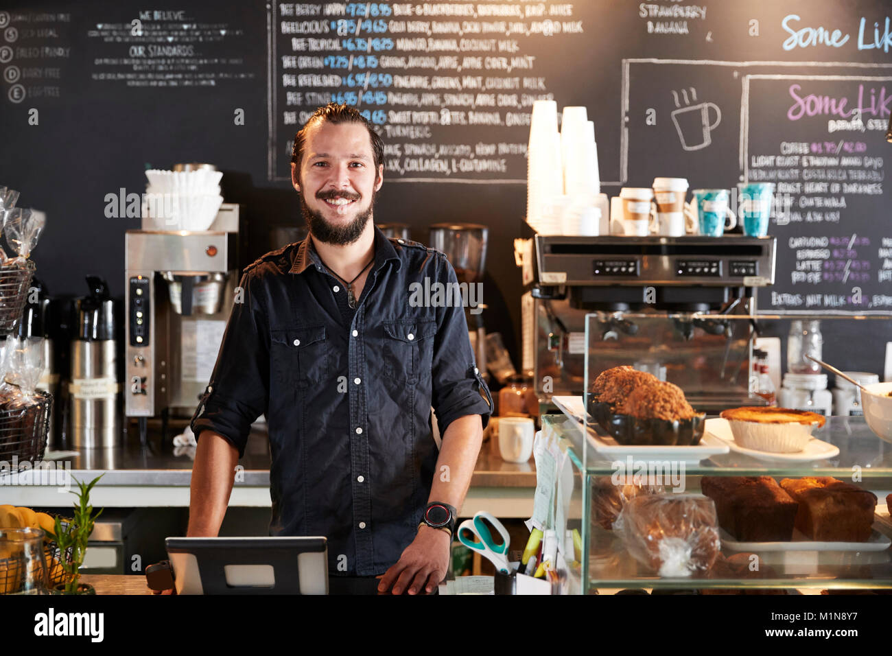 Portrait der männlichen Barista hinter Zähler in Coffee Shop Stockfoto