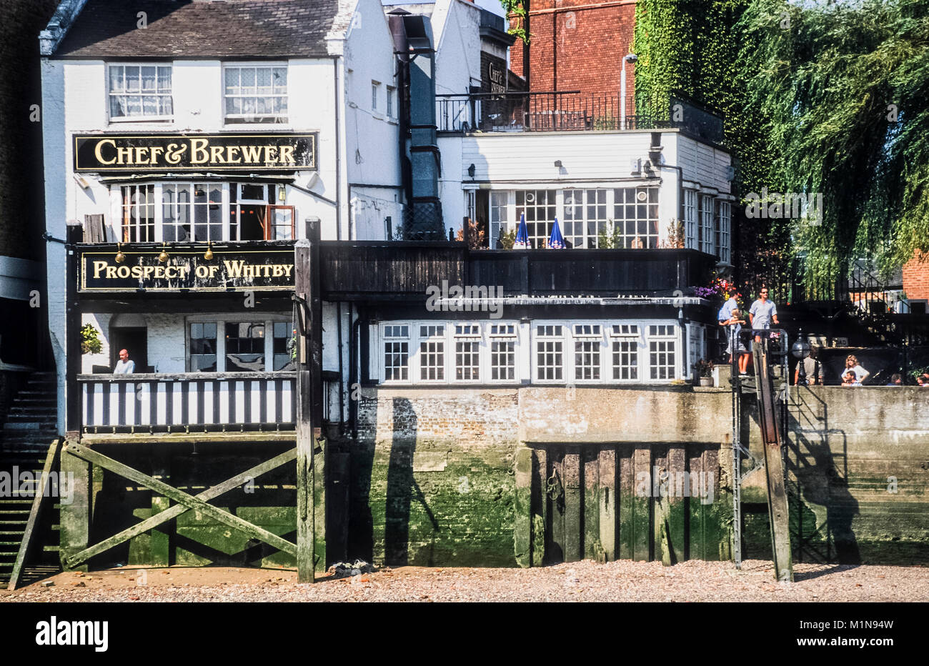 Die Aussicht von Whitby eine der ältesten öffentlichen Häuser in London und die älteste Riverside Pub an der Themse. Stockfoto