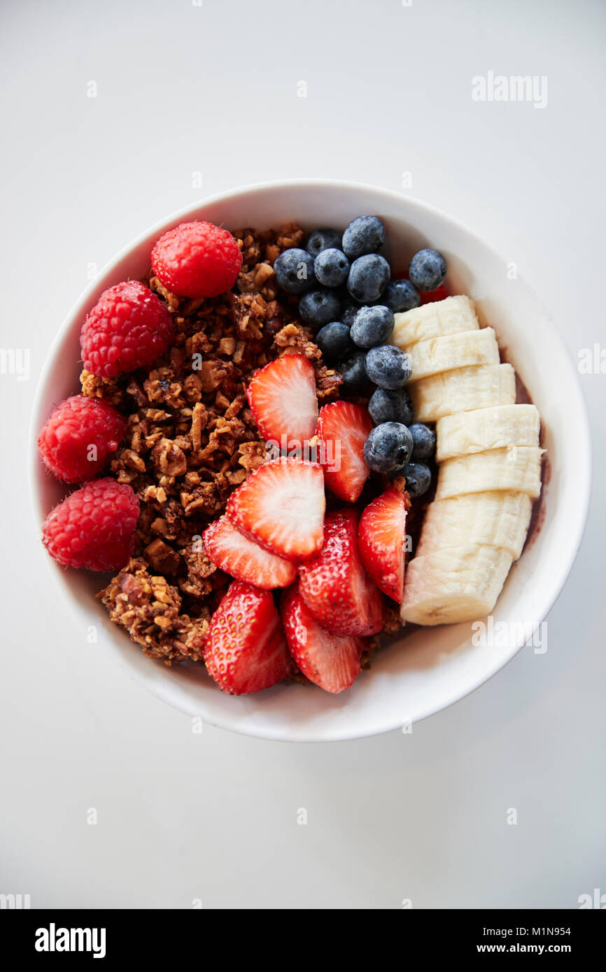 Schüssel Müsli und frisches Obst für gesundes Frühstück Stockfoto