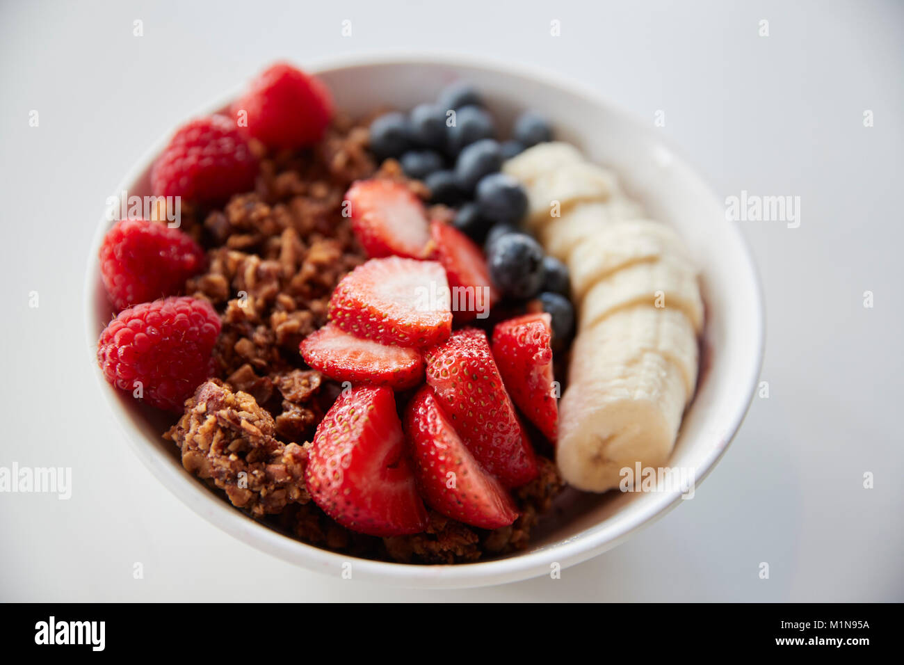 Schüssel Müsli und frisches Obst für gesundes Frühstück Stockfoto