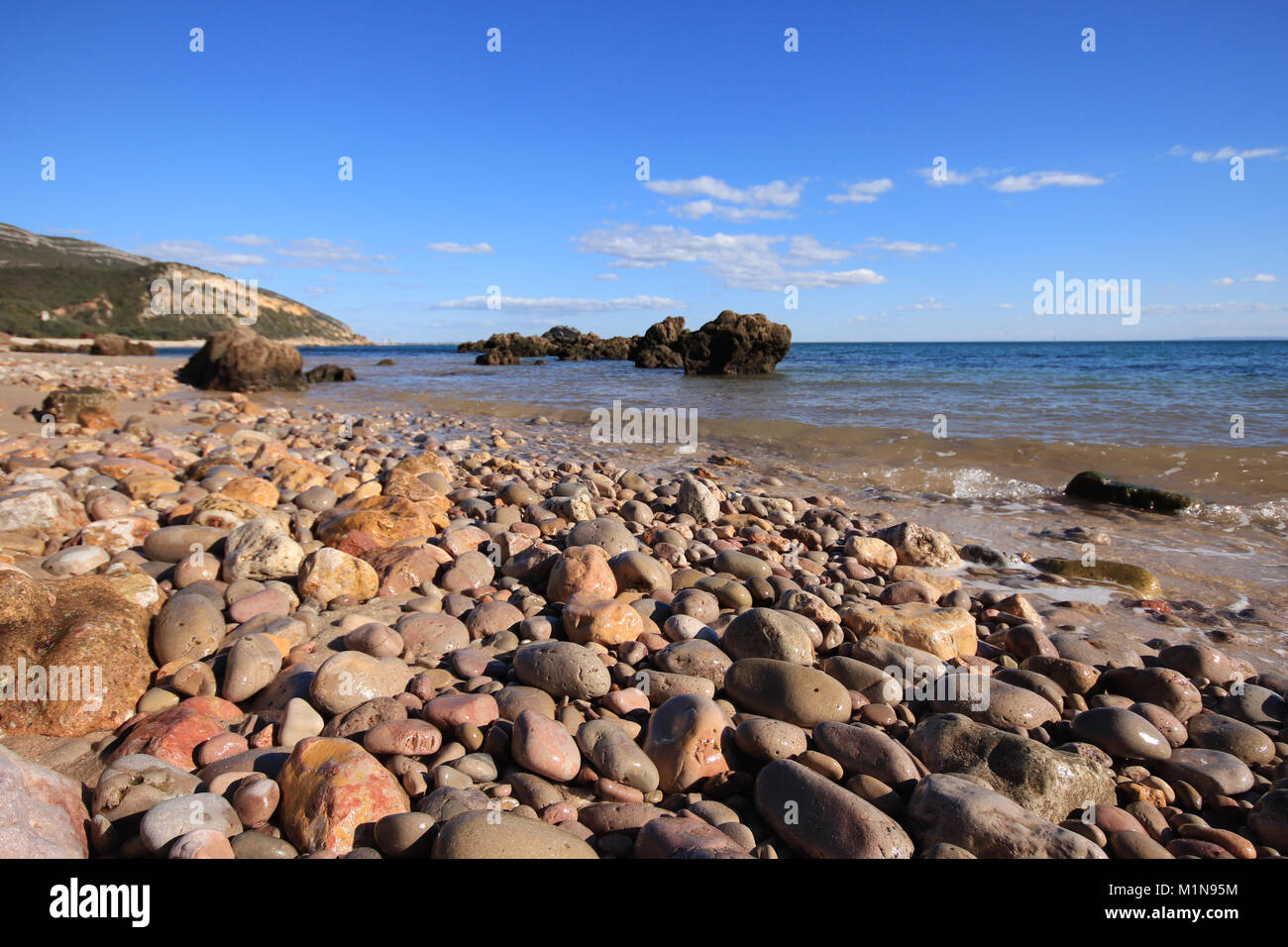 Strand mit türkisblauen Wasser Wasser mit erstaunlichen Felsen. Setubal in Portugal Stockfoto