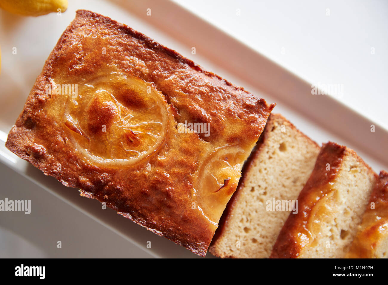 Frisch gebackene Zitronenscheibe Kuchen auf Stand in Coffee Shop Stockfoto