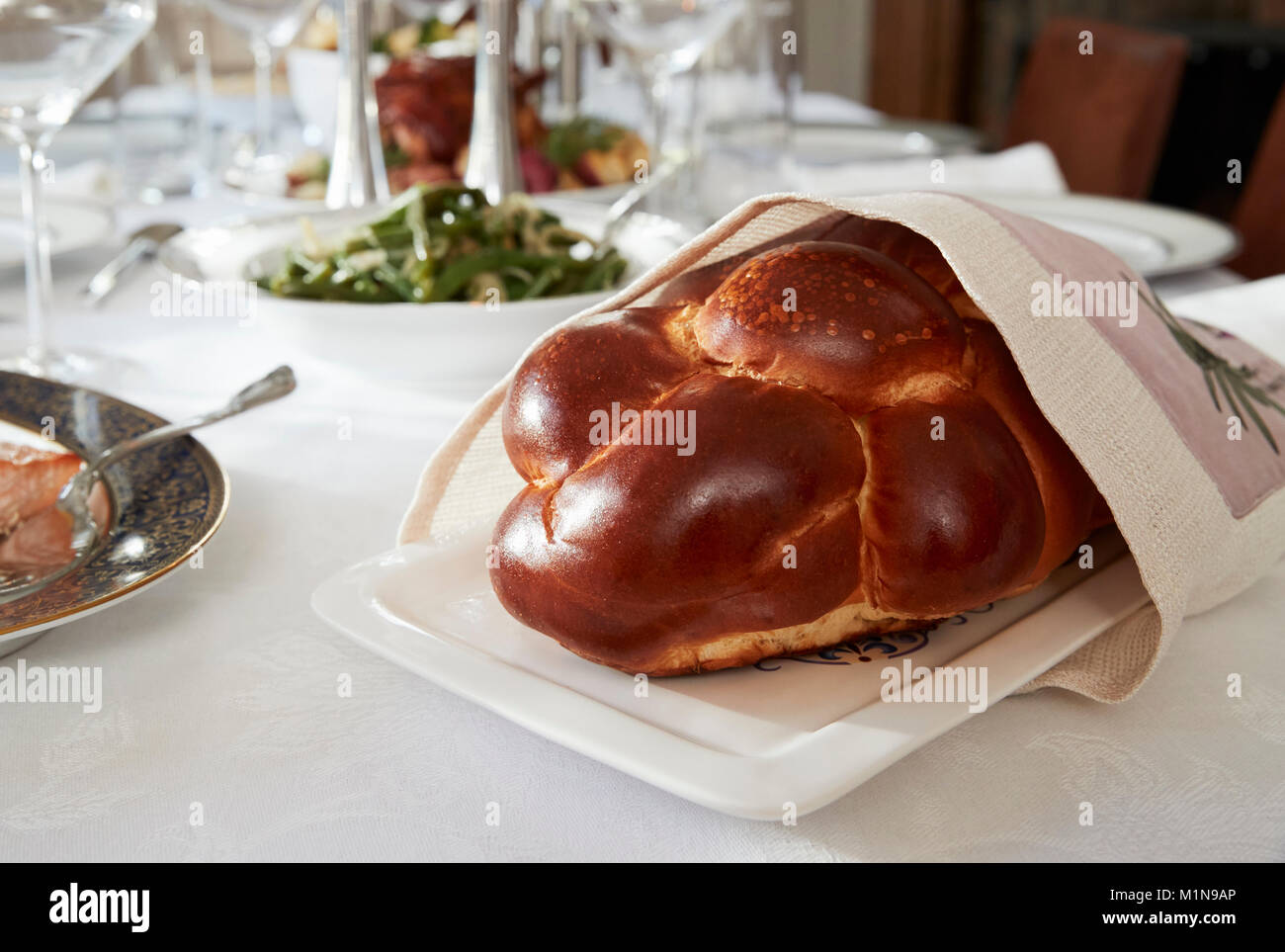 Challah Brot auf dem Tisch für die jüdischen Sabbat, in der Nähe von Stockfoto