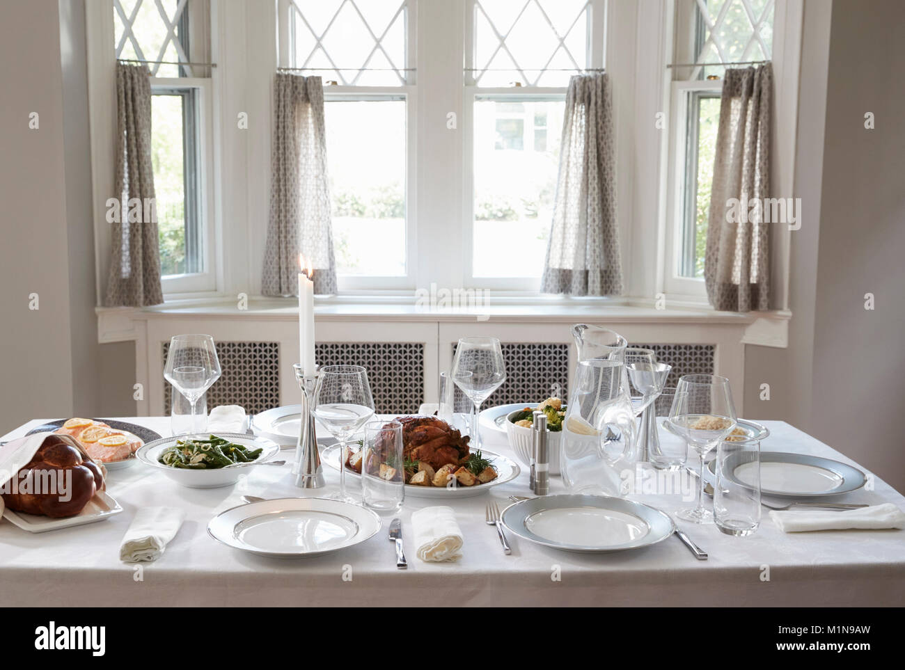 Einen Tisch in einem jüdischen Haus für den Schabbat meal Set Stockfoto