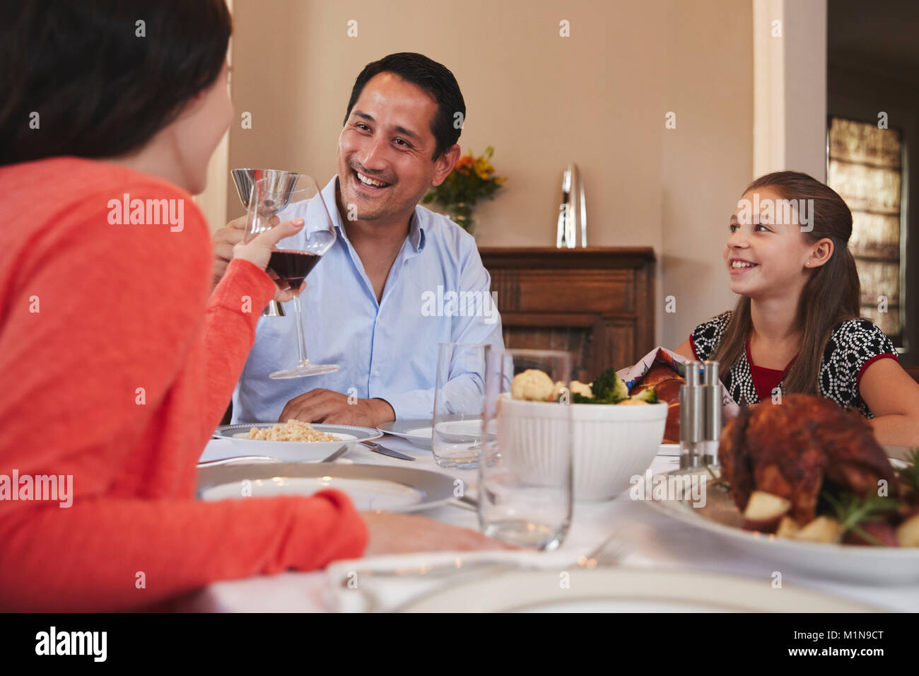 Glückliche jüdische Familie Gläser heben vor Schabbat Mahlzeit Stockfoto