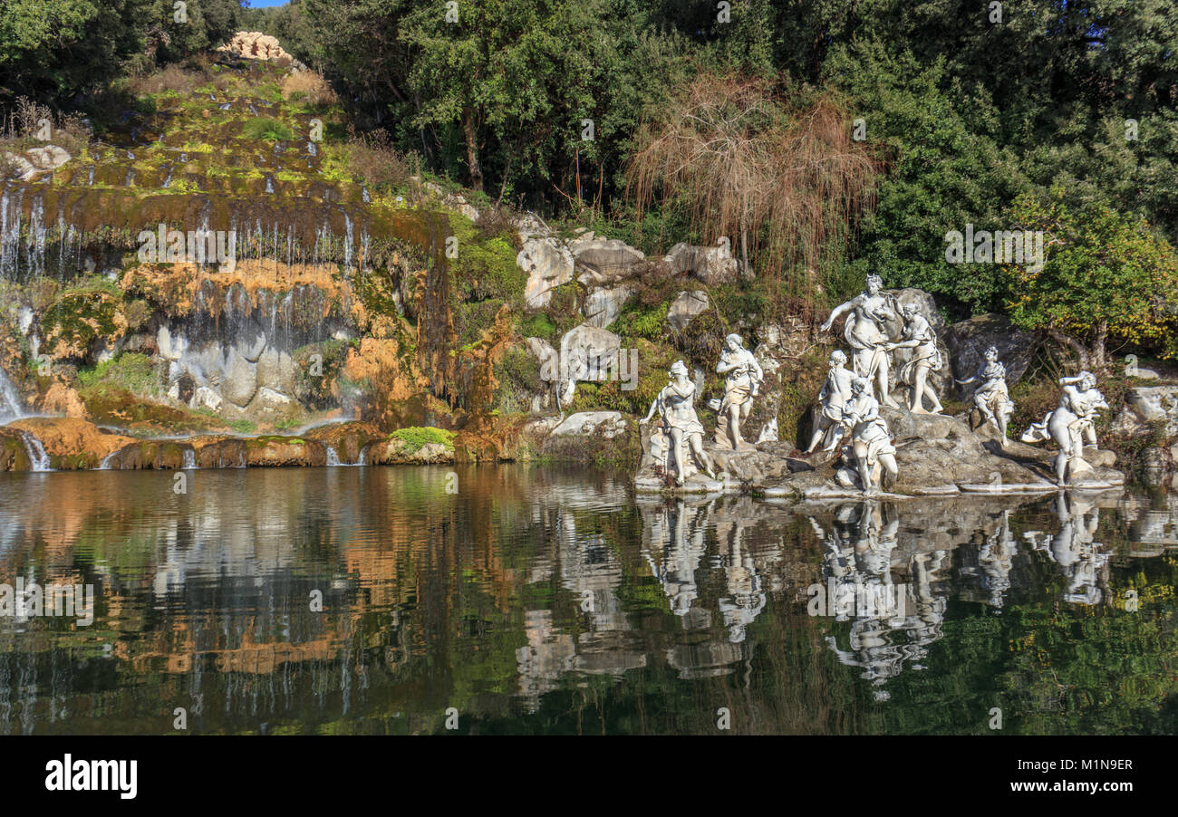 Mythologische Statuen von Nymphen und Götter im Garten Königspalast von
