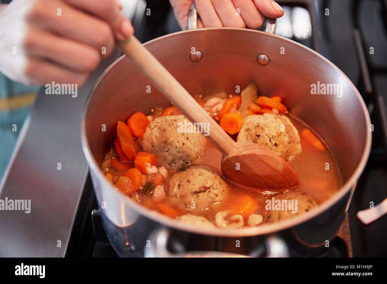 Nahaufnahme von Frau kochen Jüdischen matzon Suppe Stockfoto