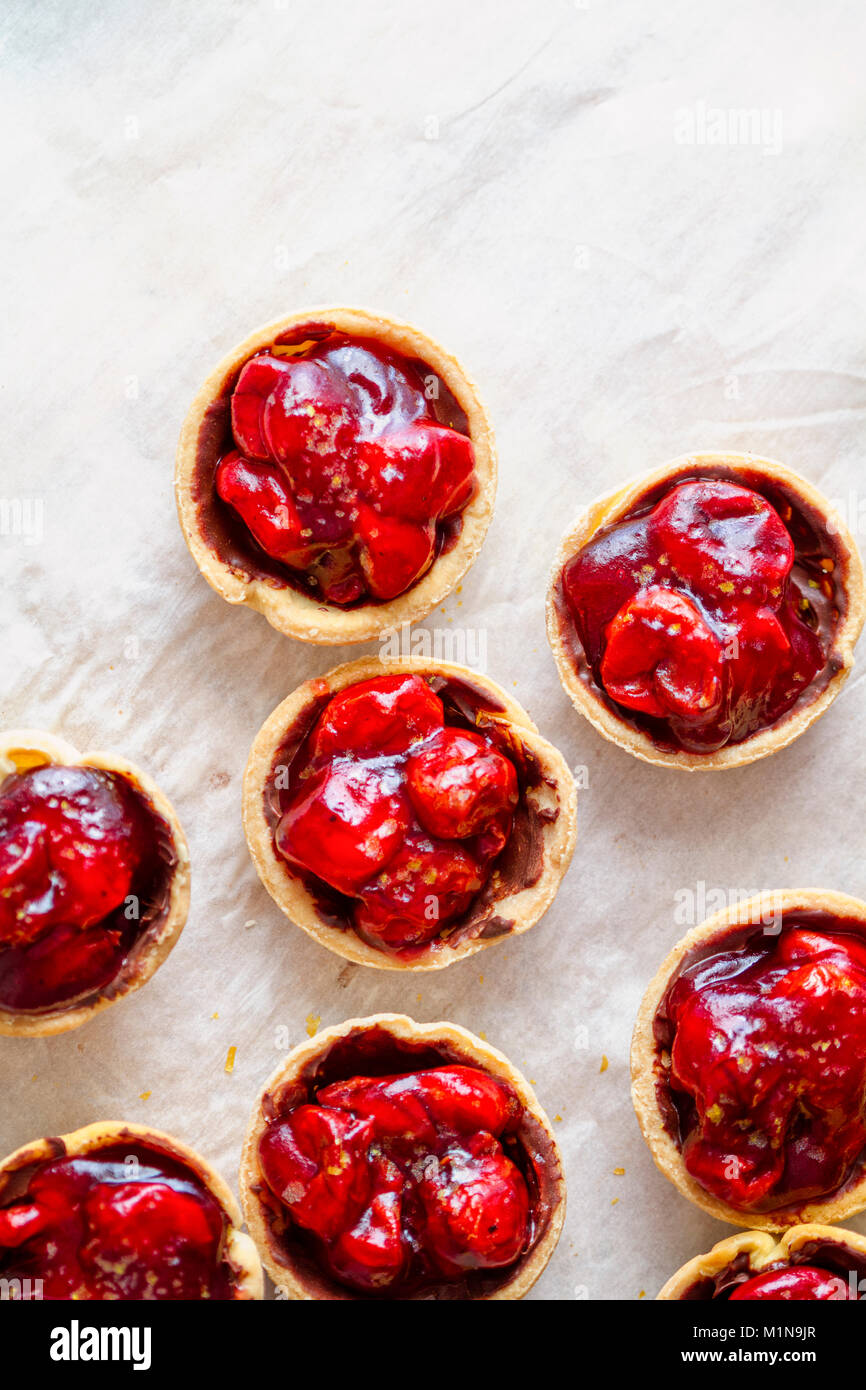 Sour Cherry Torten mit Schokolade ganache und Goldfolie garnieren Stockfoto