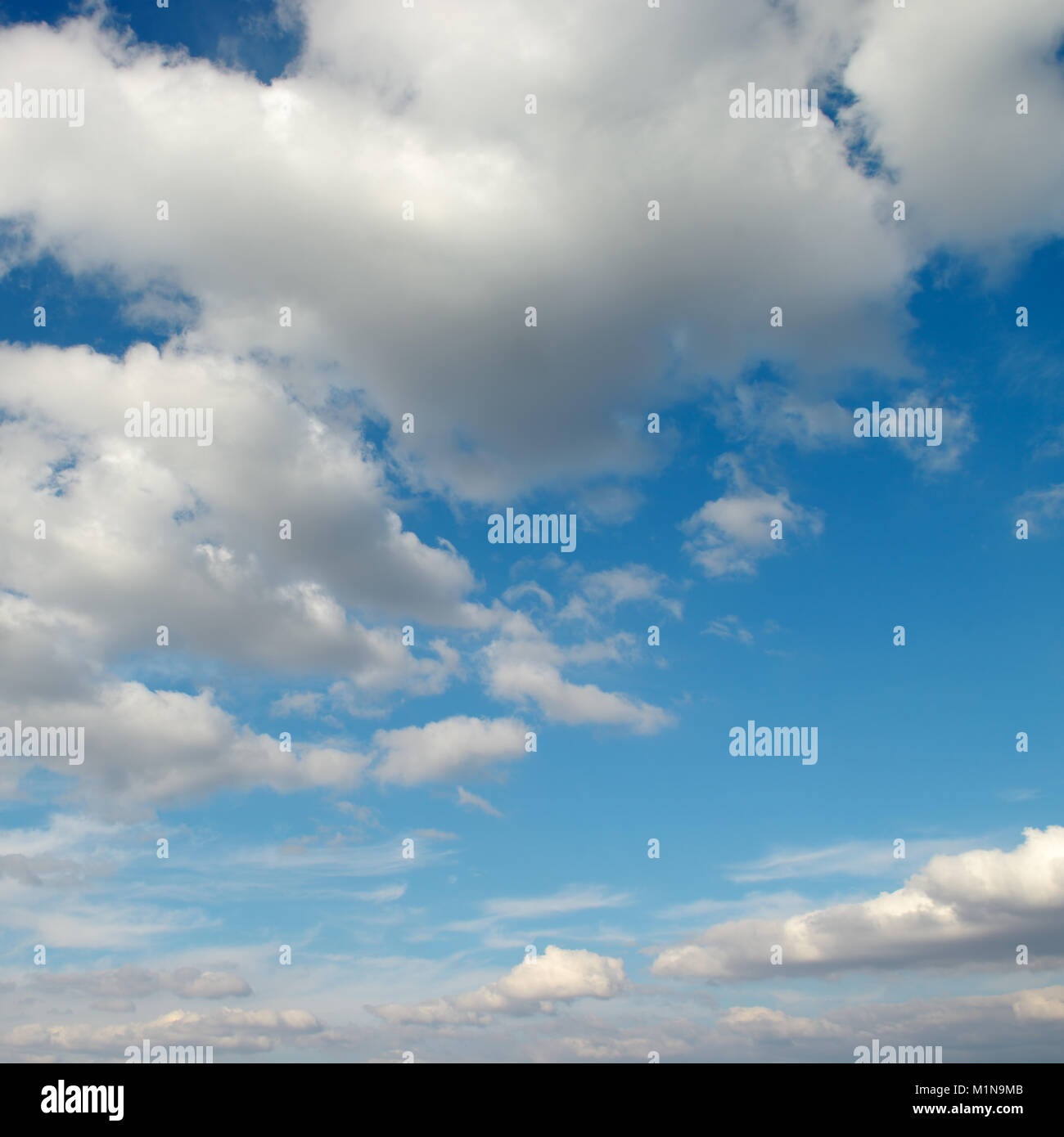 Cirrus Wolken im blauen Himmel. Schönen natürlichen Hintergrund. Stockfoto