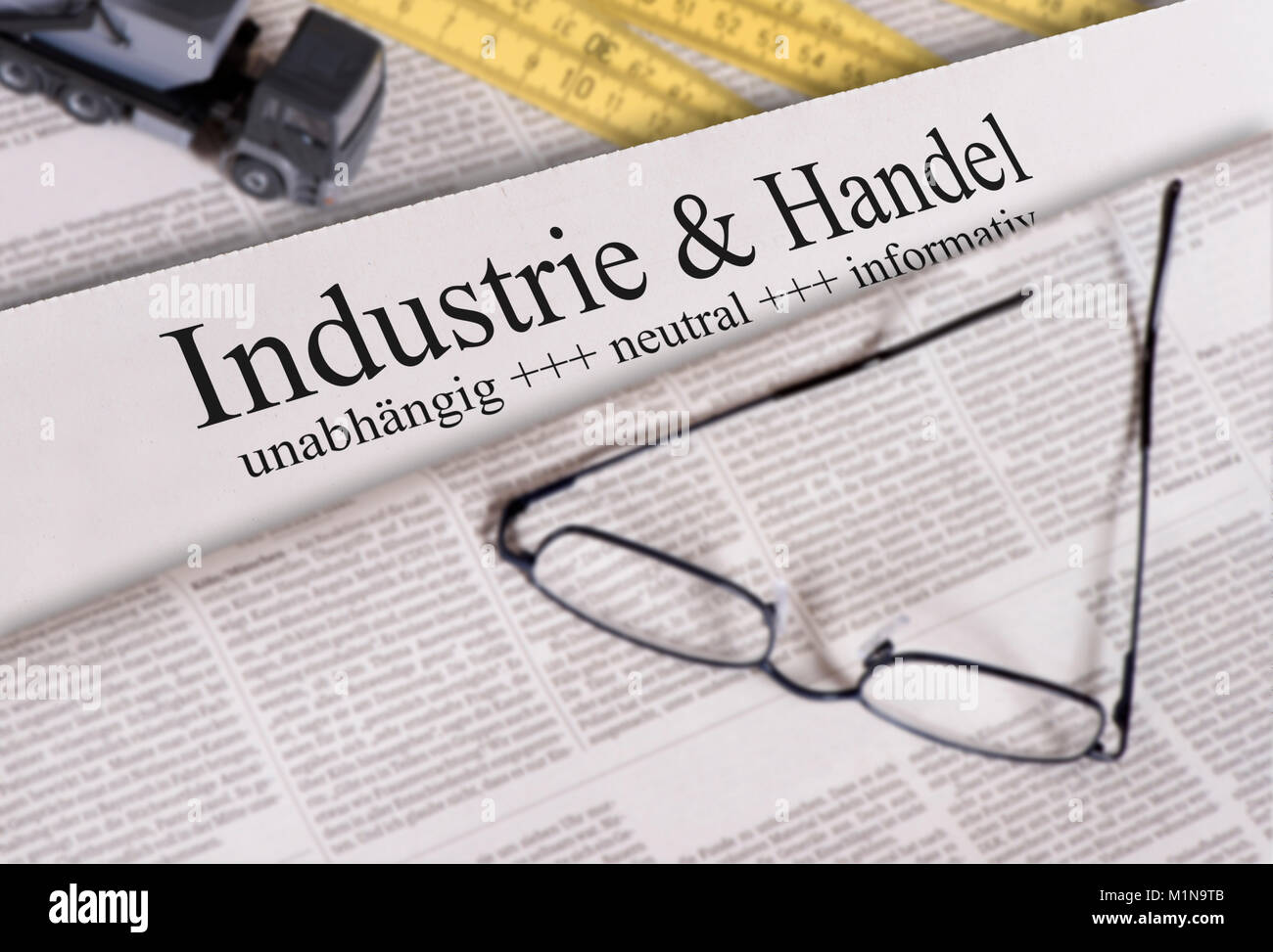 Tageszeitung mit Überschrift Industrie & Handel Stockfoto