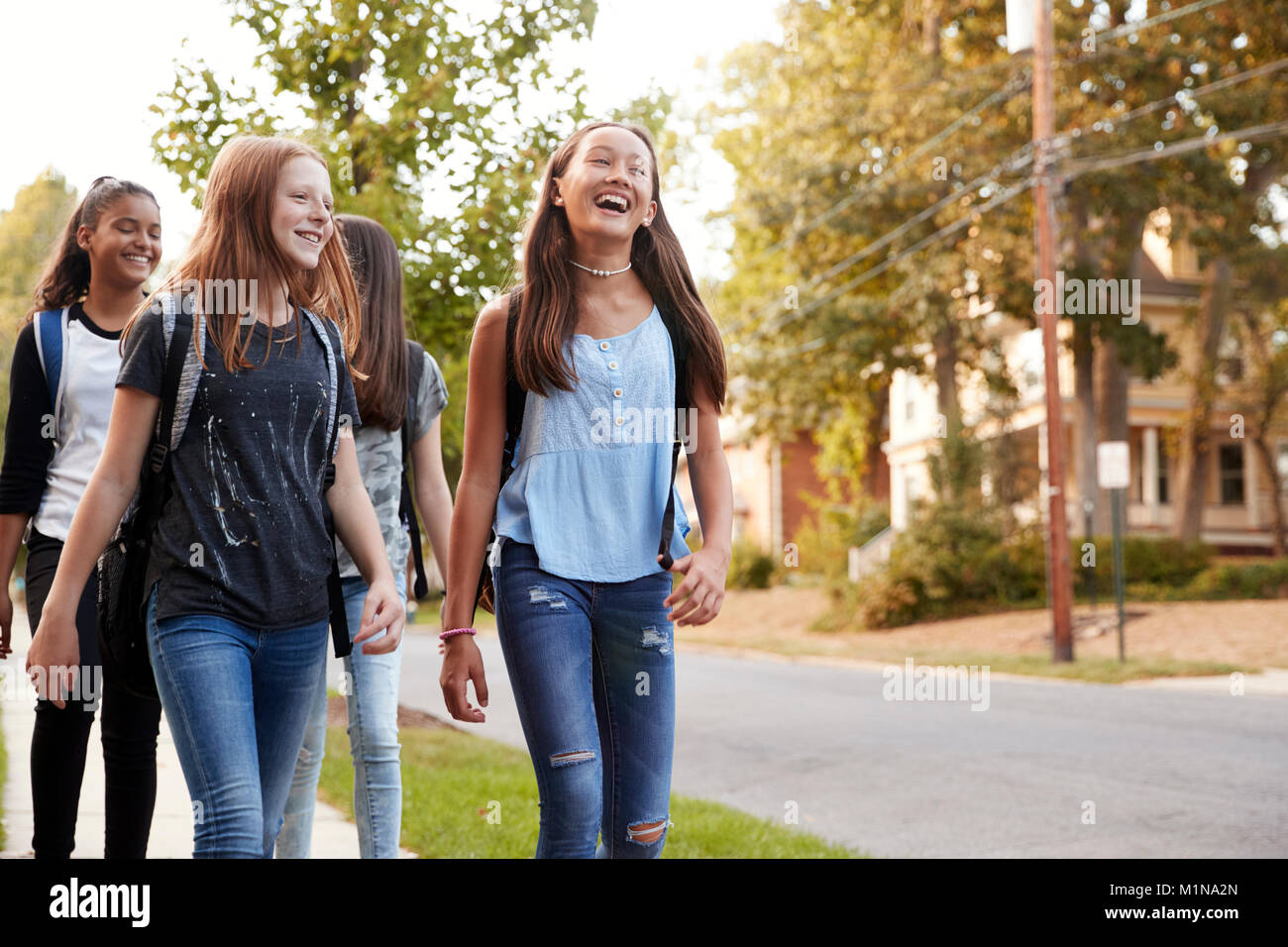 Vier junge jugendlich Mädchen zu Fuß zur Schule, Frontansicht Nahaufnahme Stockfoto
