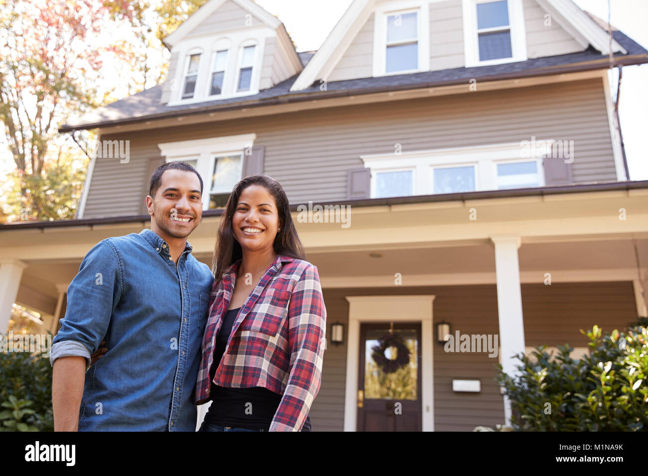 Portrait von lächelnden Paar steht vor Ihrem Haus Stockfoto