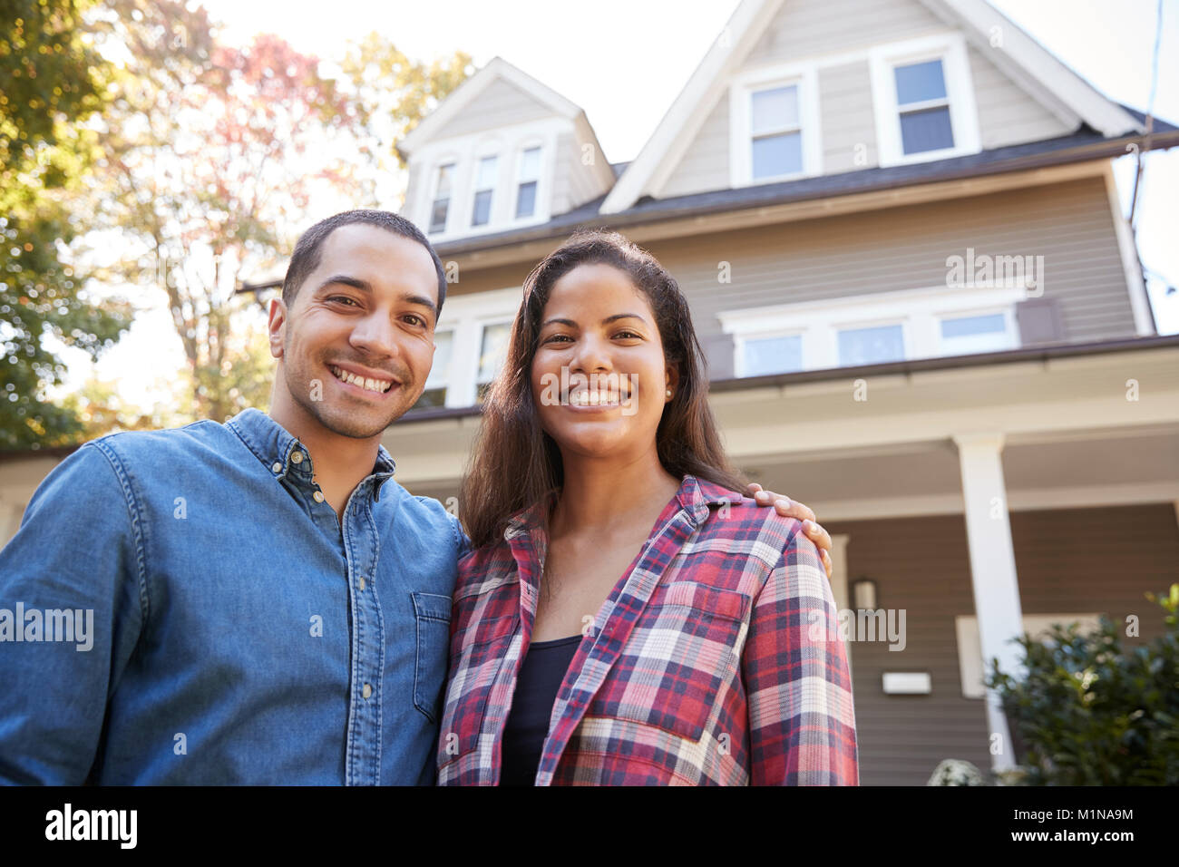 Portrait von lächelnden Paar steht vor Ihrem Haus Stockfoto
