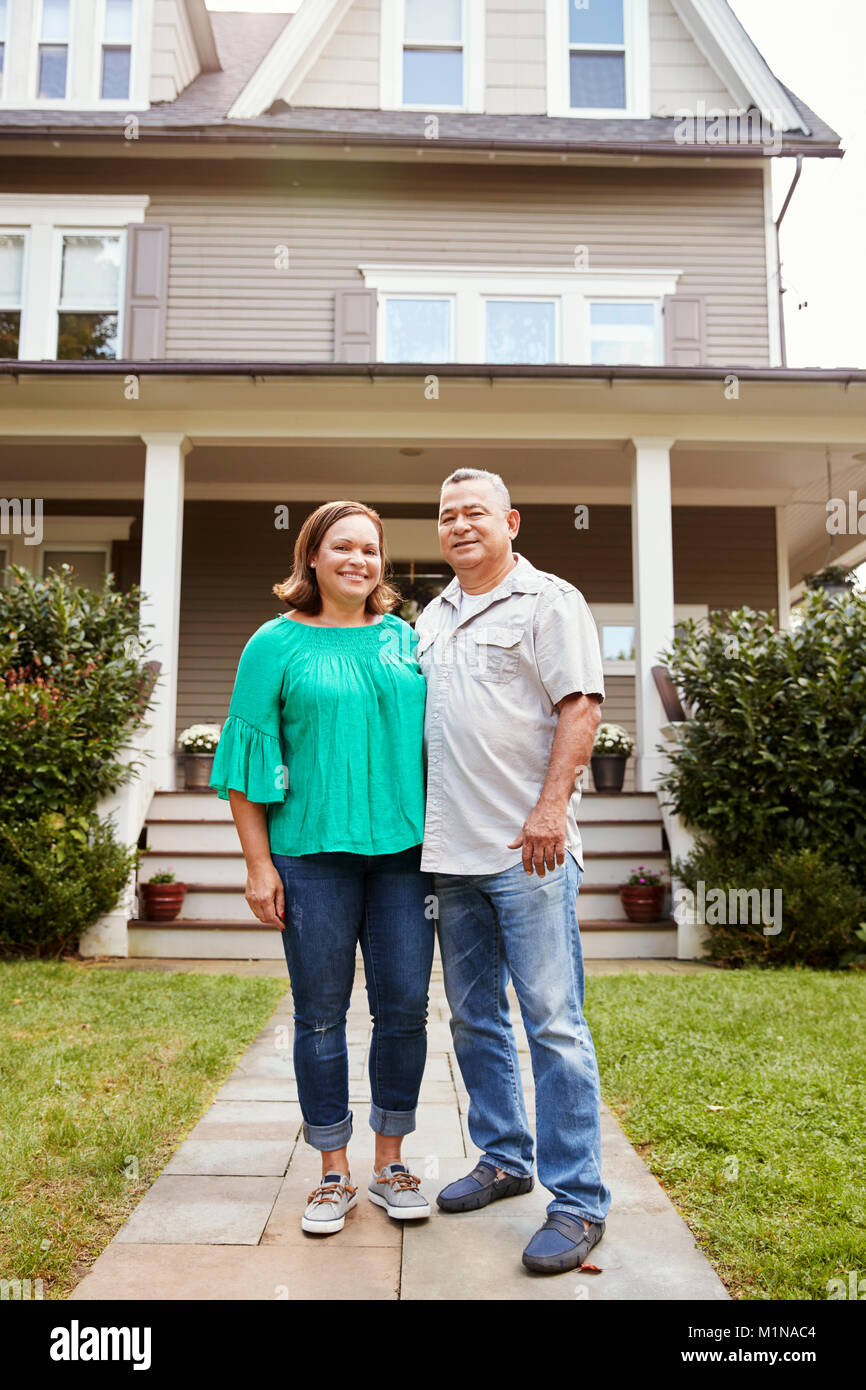 Portrait von lächelnden Senior Paar vor Ihrem Haus Stockfoto