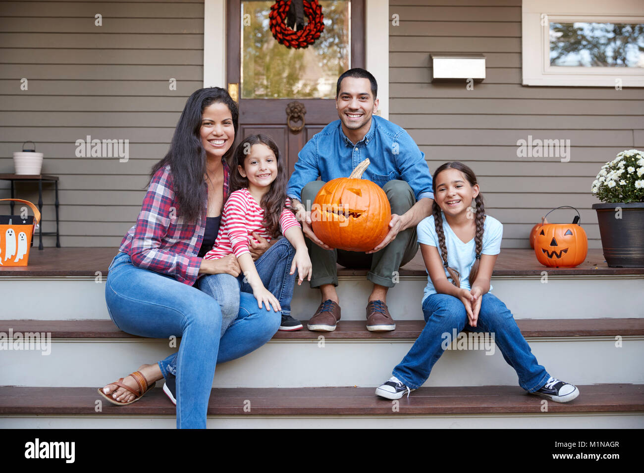Porträt der Familie schnitzen Halloween Kürbis auf Haus Schritte Stockfoto