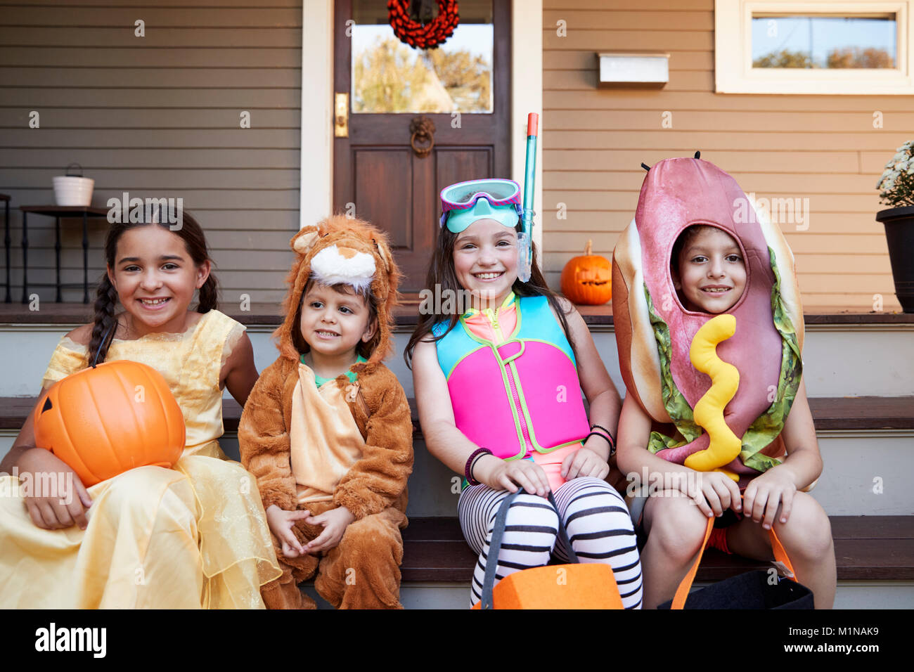 Kinder tragen Halloween Kostüme für Süßes oder Saures Stockfoto