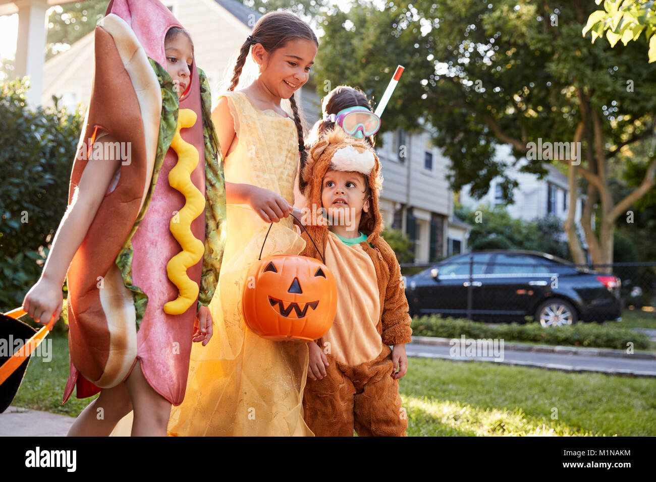 Kinder tragen Halloween Kostüme für Süßes oder Saures Stockfoto