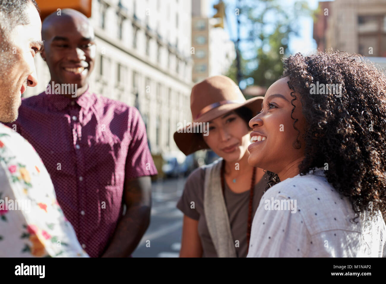 Gruppe von Freunden Treffen am Urban Street in New York City Stockfoto