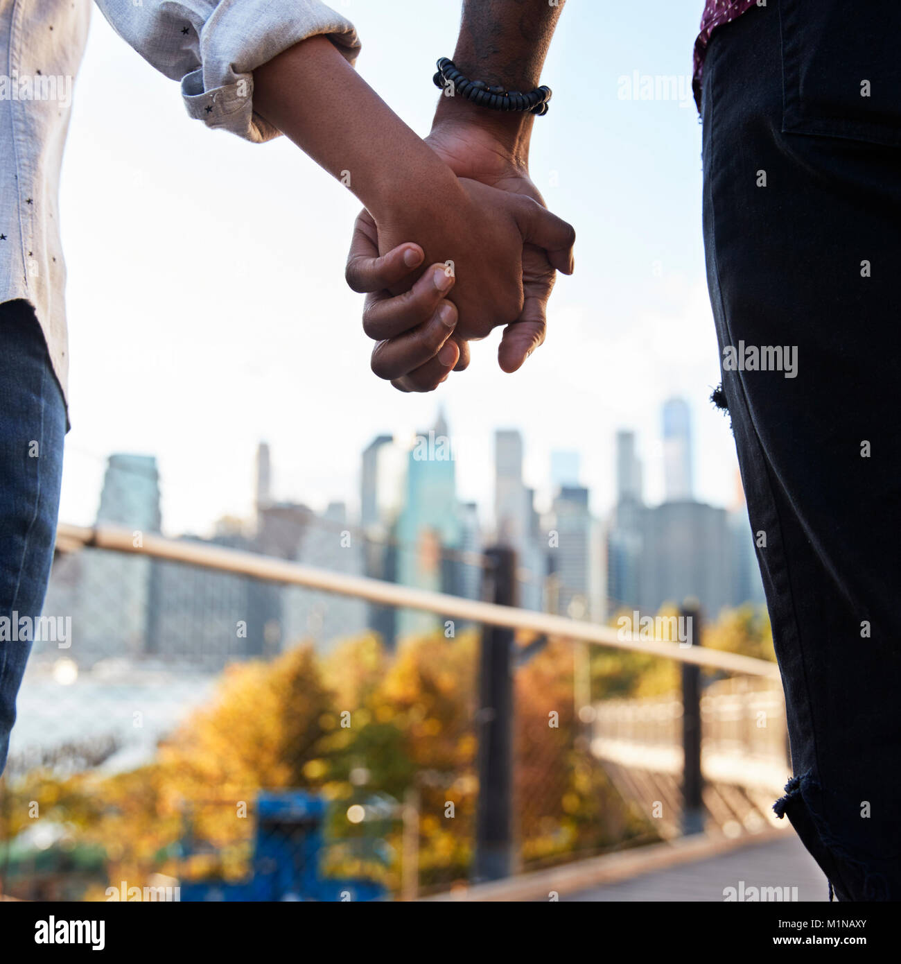 Paar in New York mit der Skyline von Manhattan im Hintergrund Stockfoto