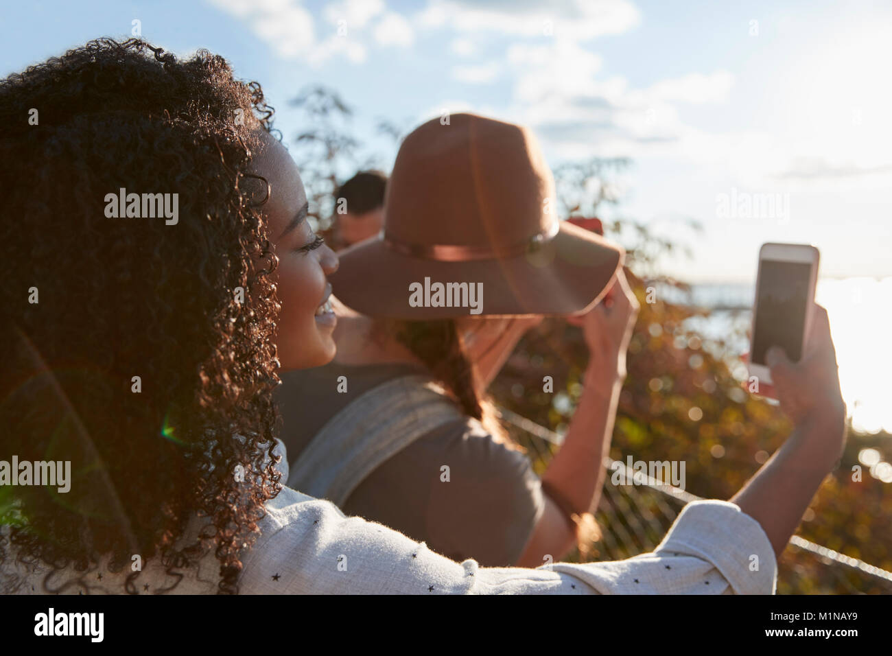 Gruppe von Touristen Fotografieren auf Handys Stockfoto