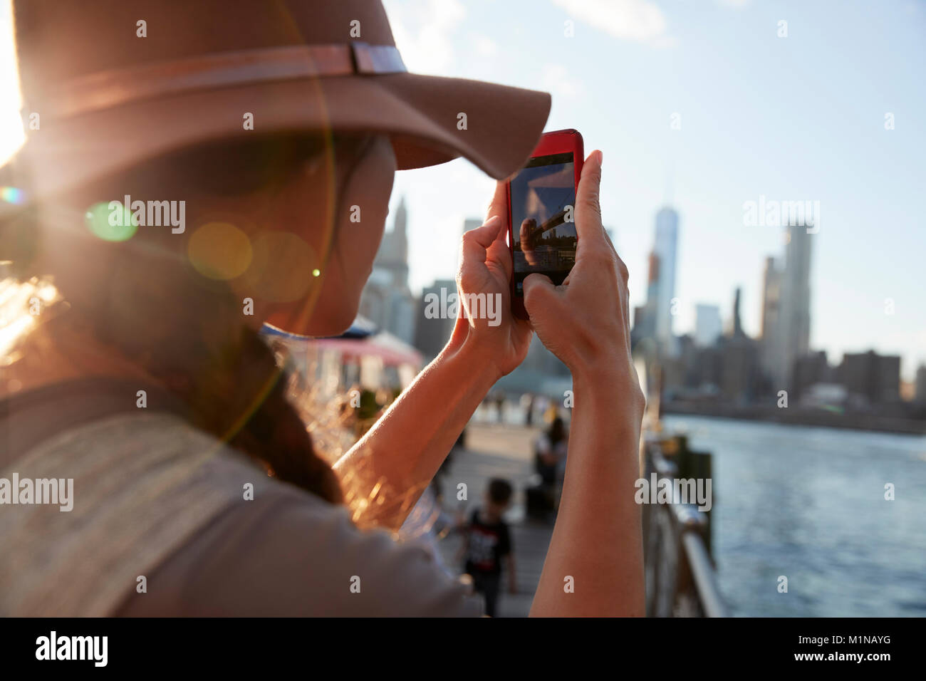 Tourist, Foto von Manhattan Skyline auf dem Mobiltelefon Stockfoto