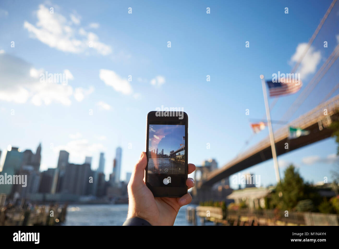 Tourist, Foto von Manhattan Skyline auf dem Mobiltelefon Stockfoto