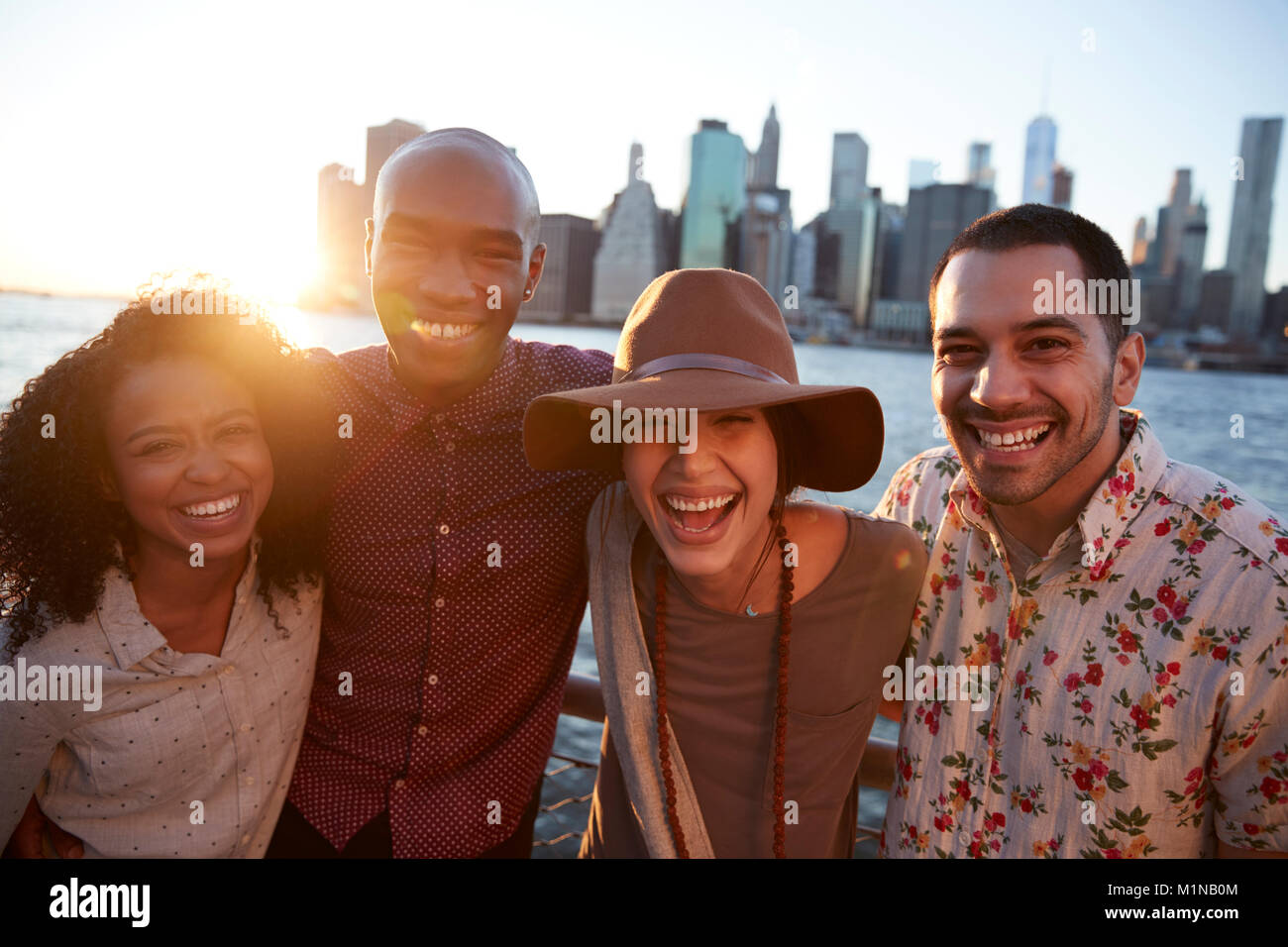 Porträt der jungen Freunde auf Nach Manhattan Stockfoto