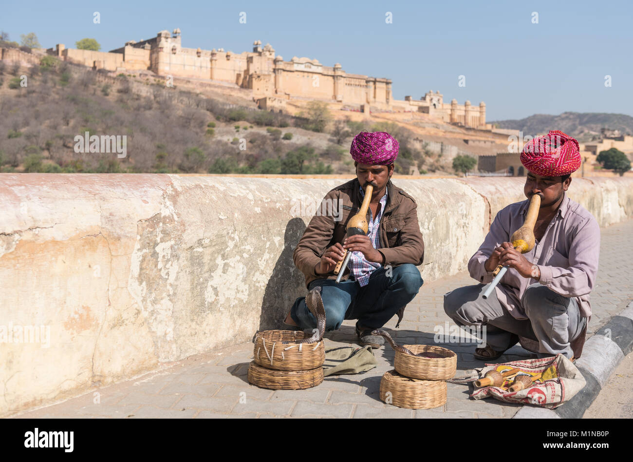 Jaipur, Indien - 17. März 2017: Schlangenbeschwörer sitzen und spielen Musik für die Demonstration der Cobra Tanz außerhalb berühmten Amer Fort in Jaipur, Indien Stockfoto