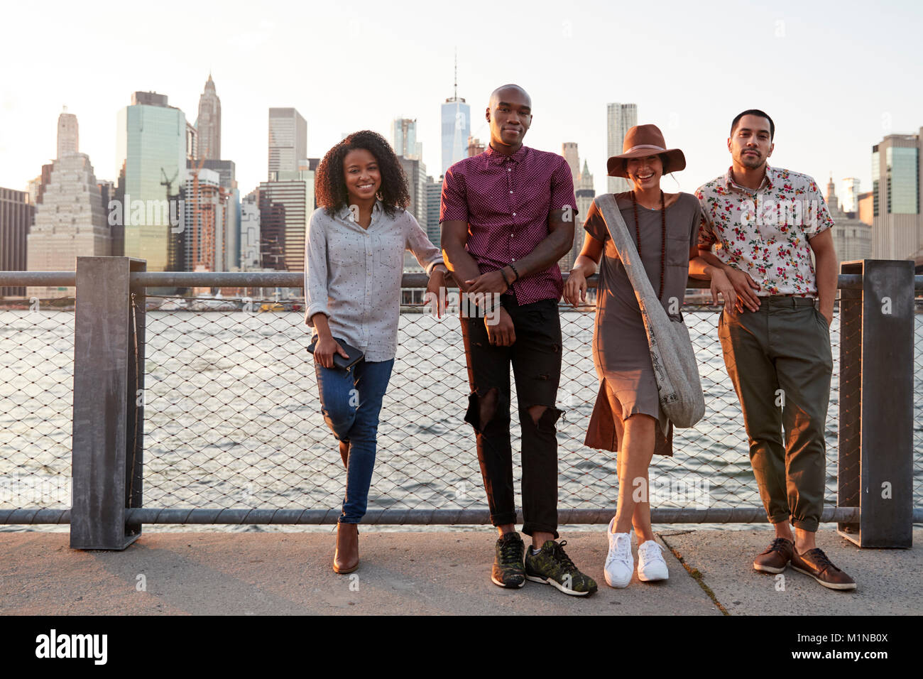 Porträt der jungen Freunde auf Nach Manhattan Stockfoto