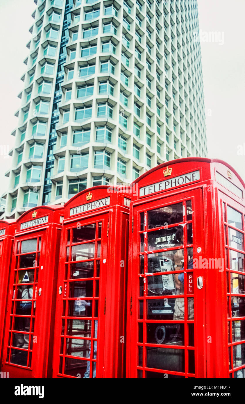 Rote Telefonzellen mit Centre Point High Ride in London, England Stockfoto