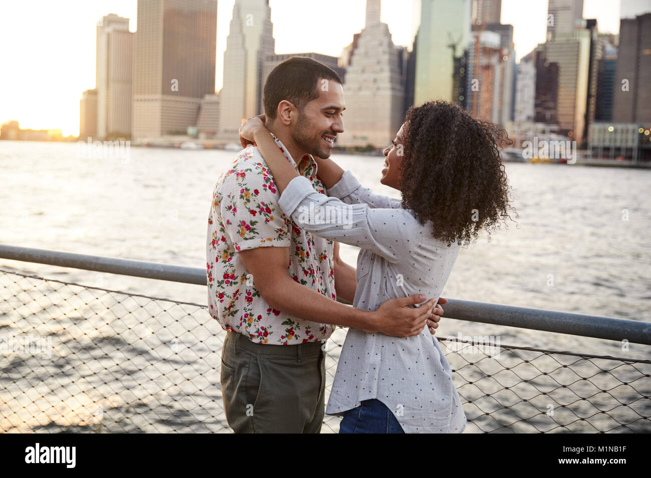 Romantische junge Paar mit Manhattan Skyline im Hintergrund Stockfoto