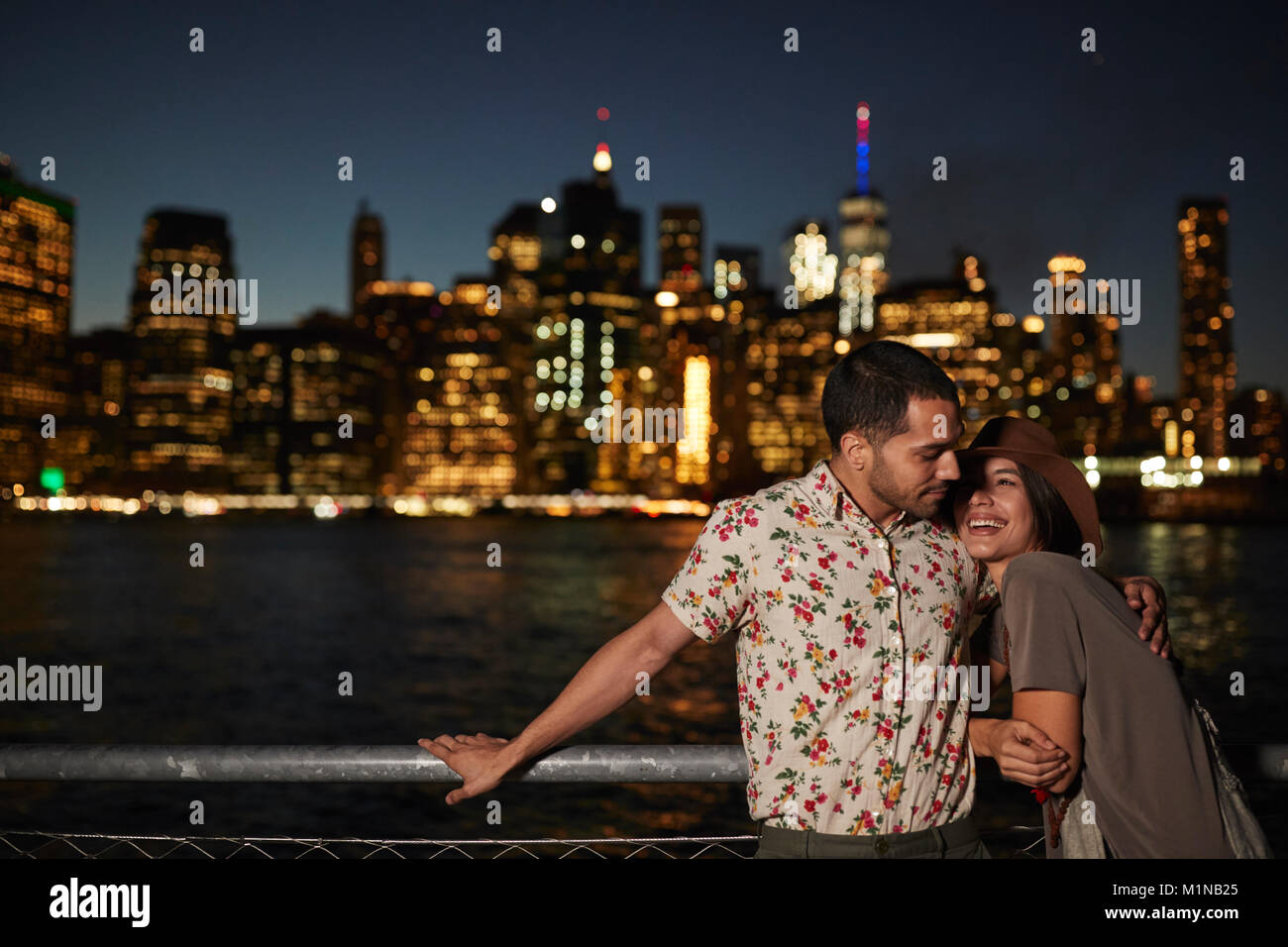 Romantisches Paar mit Manhattan Skyline im Hintergrund in der Dämmerung Stockfoto