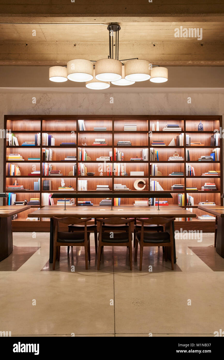 Leeren offenen Treffpunkt in Geschäftsräumen, vertikal Stockfoto