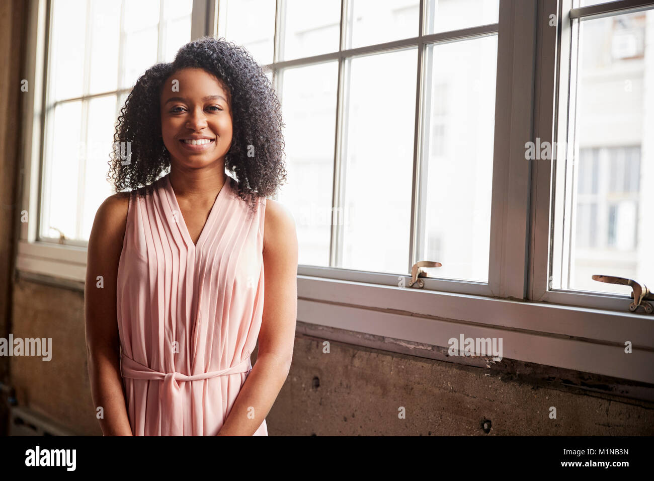 Smart junge schwarze Geschäftsfrau, Lächeln für die Kamera Stockfoto