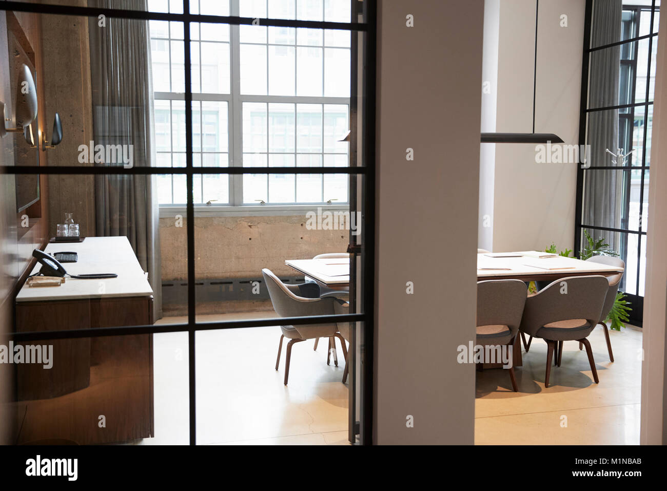 Leeren Sitzungssaal an einem Geschäft durch offene Tür gesehen Stockfoto